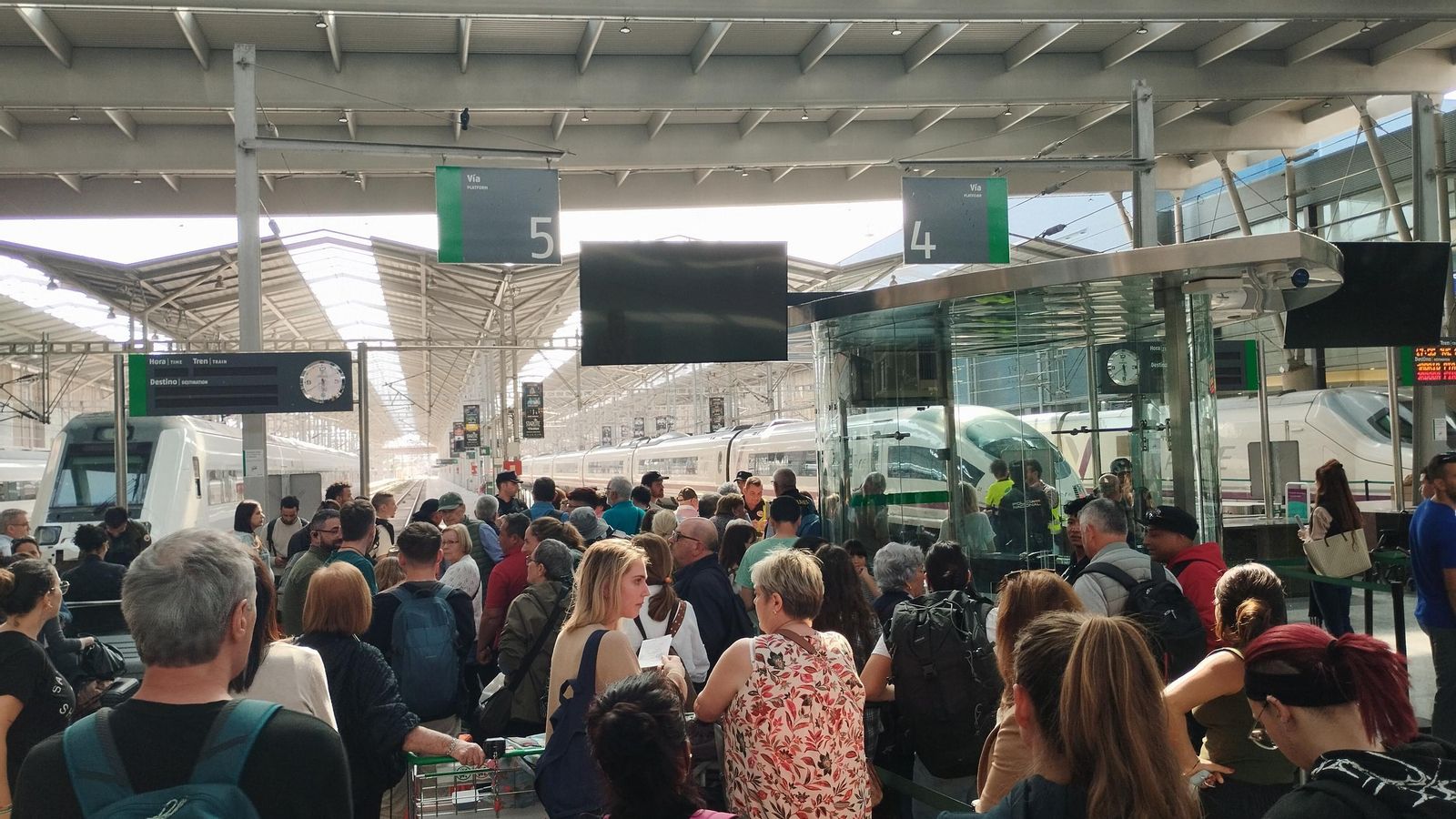 Pasajeros, sobre las 17:30 de este martes intentando embarcar, algunos de los cuales llevaban más de 27 horas en Vialia.