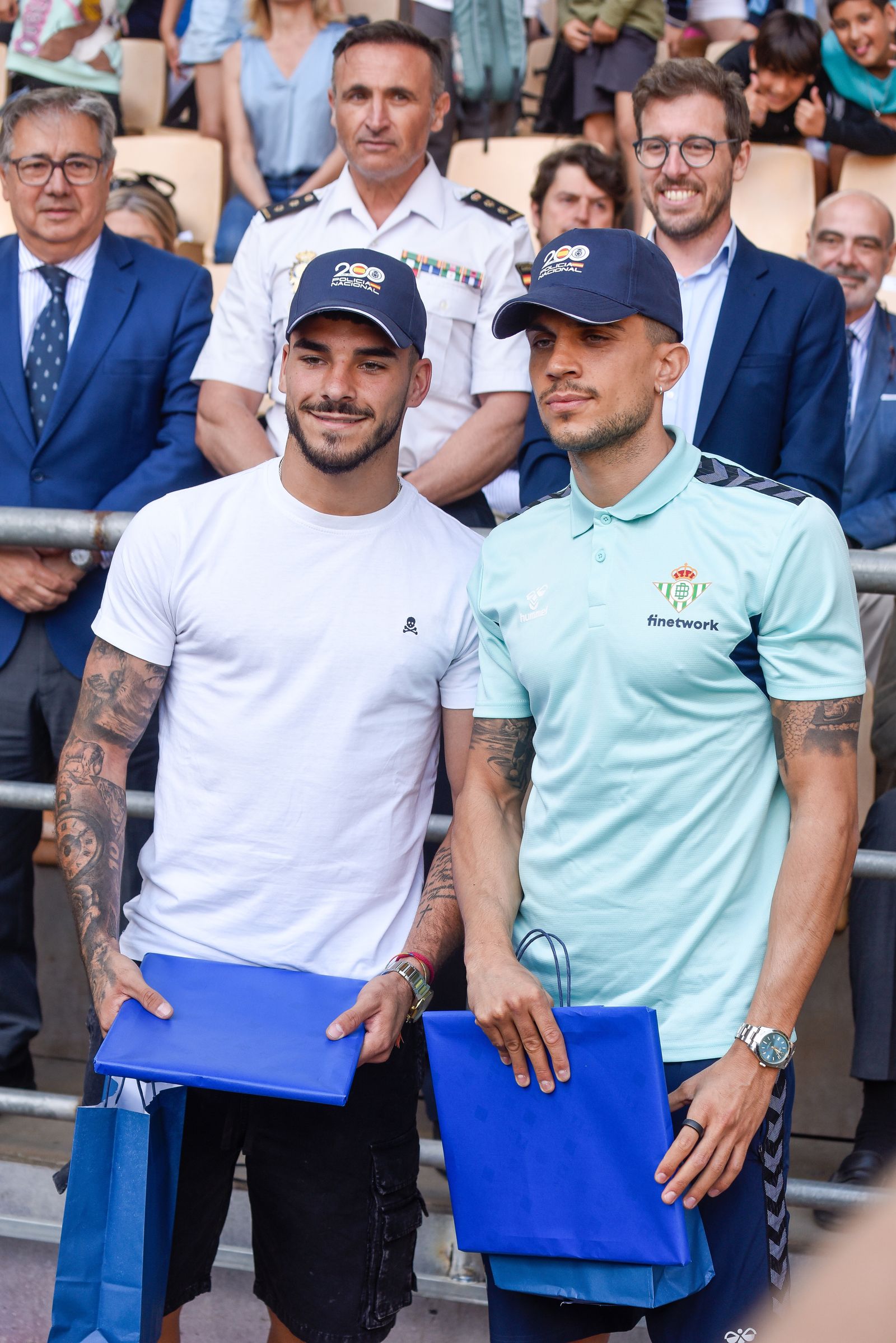 La exhibición policial con participación de la Unidad Aérea, Guías Caninos y Caballería, en imágenes