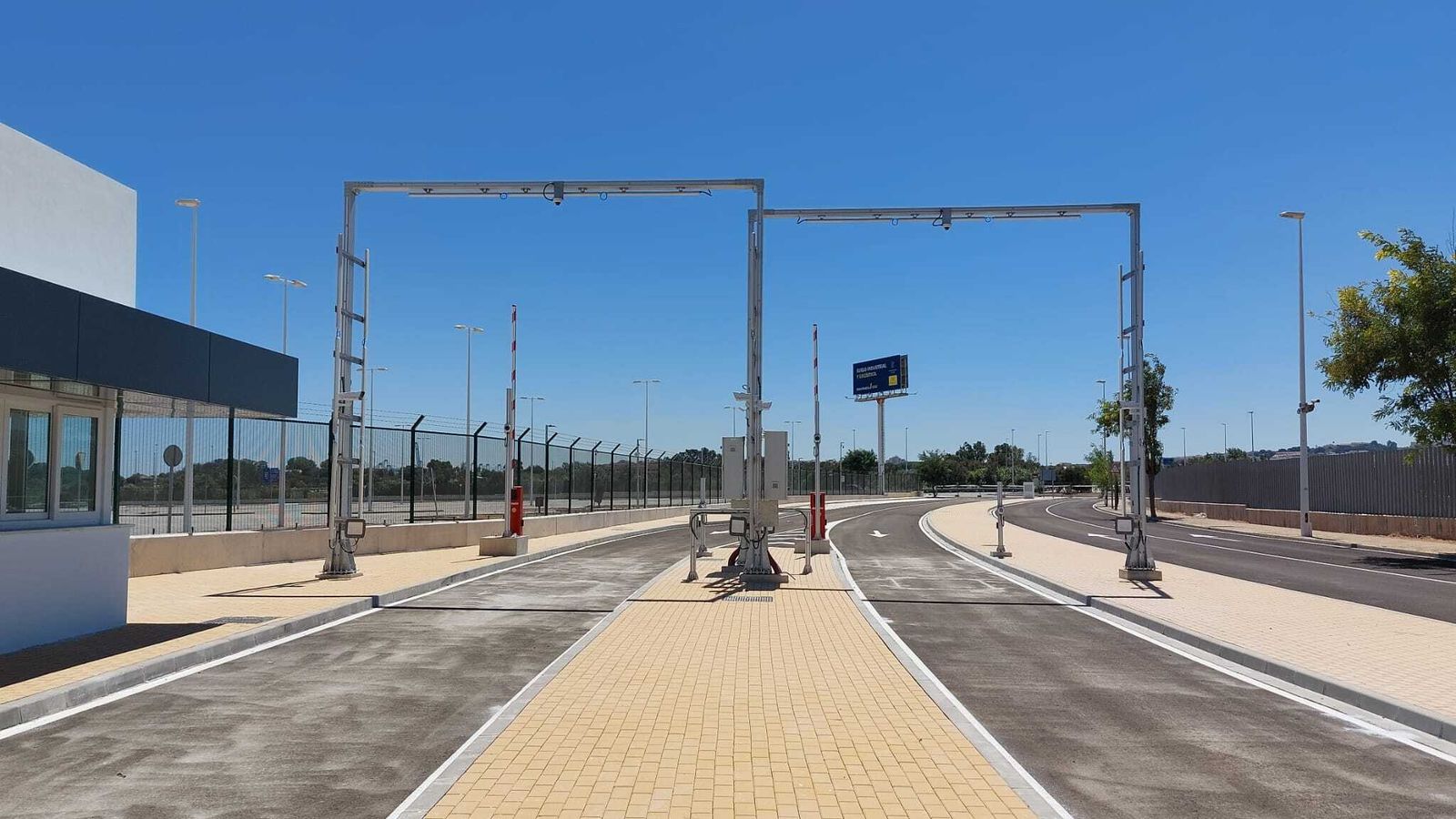 Entrada al recinto fiscal Bahía de Algeciras, en Los Barrios.