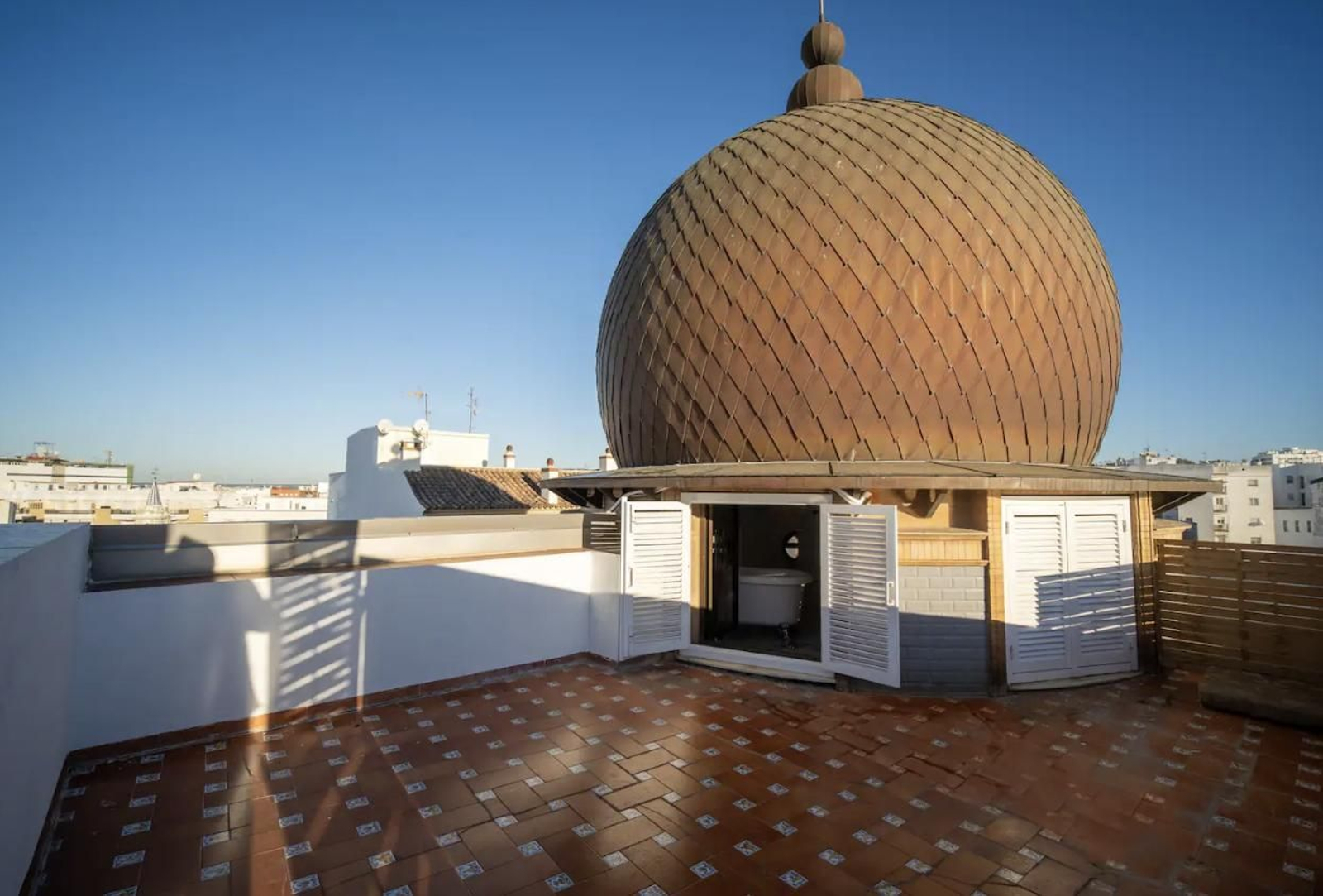 ¿Te gustaría alojarte en la cúpula del antiguo Hotel París de Huelva?