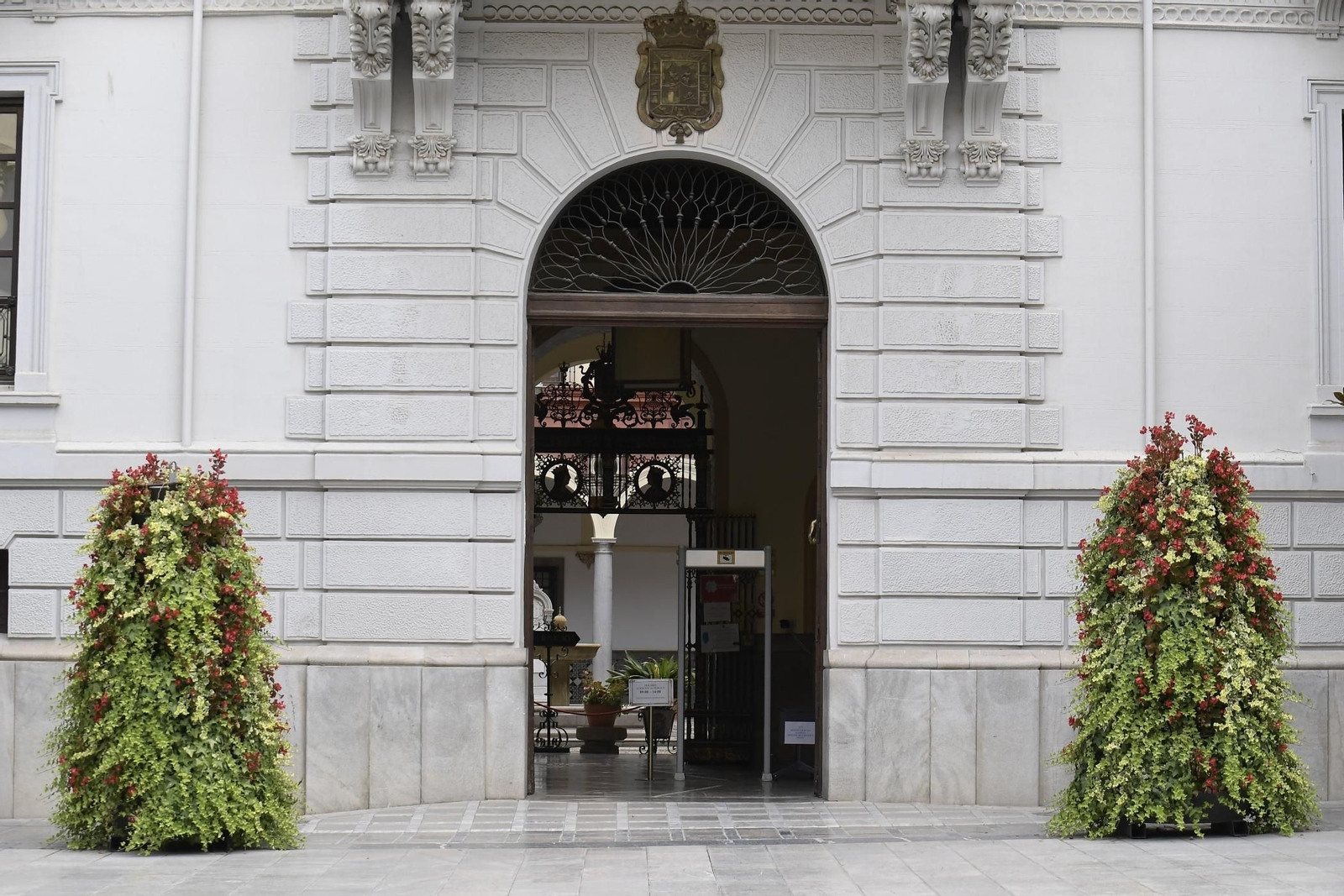 El Ayuntamiento de Granada reabre sus instalaciones tras la desinfección por el positivo del alcalde