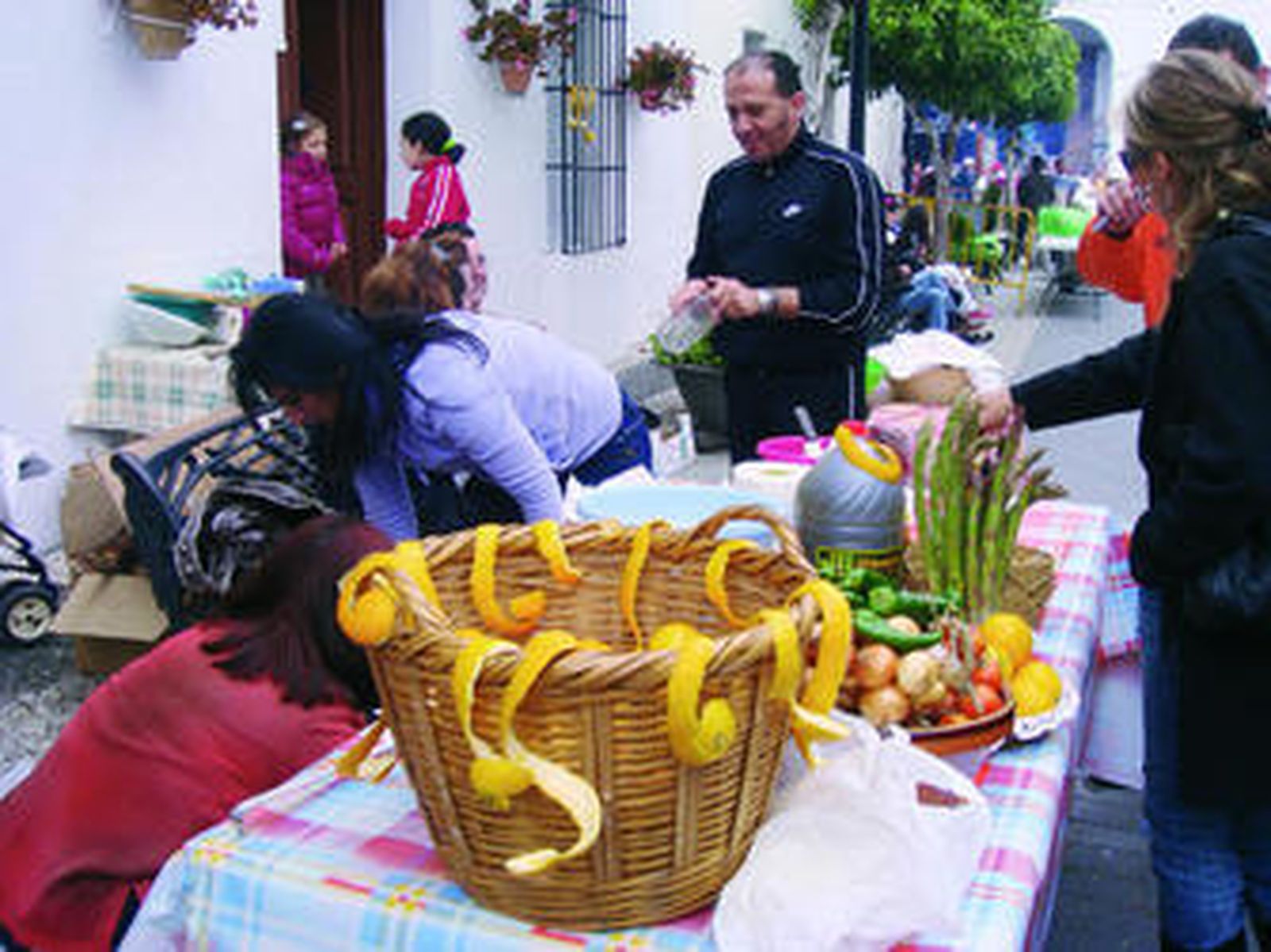 Un grupo de vecinos preparan los ingredientes para hacer la típica sopa mondeña.