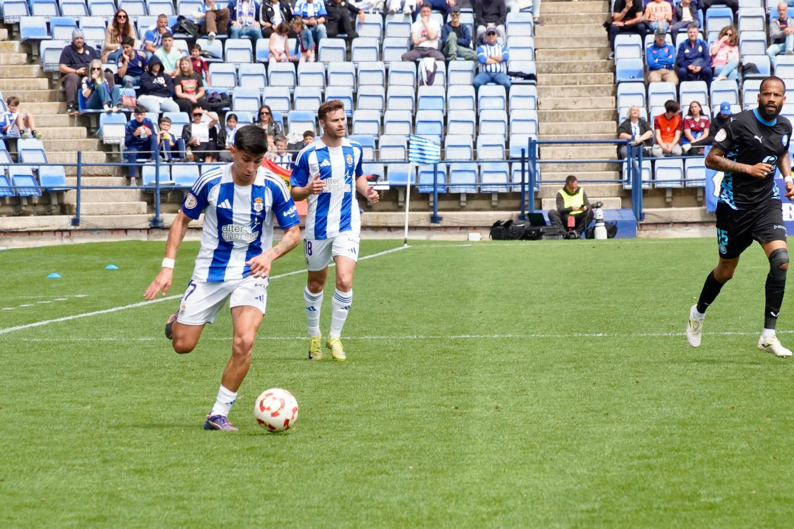 Paolo controla la pelota.