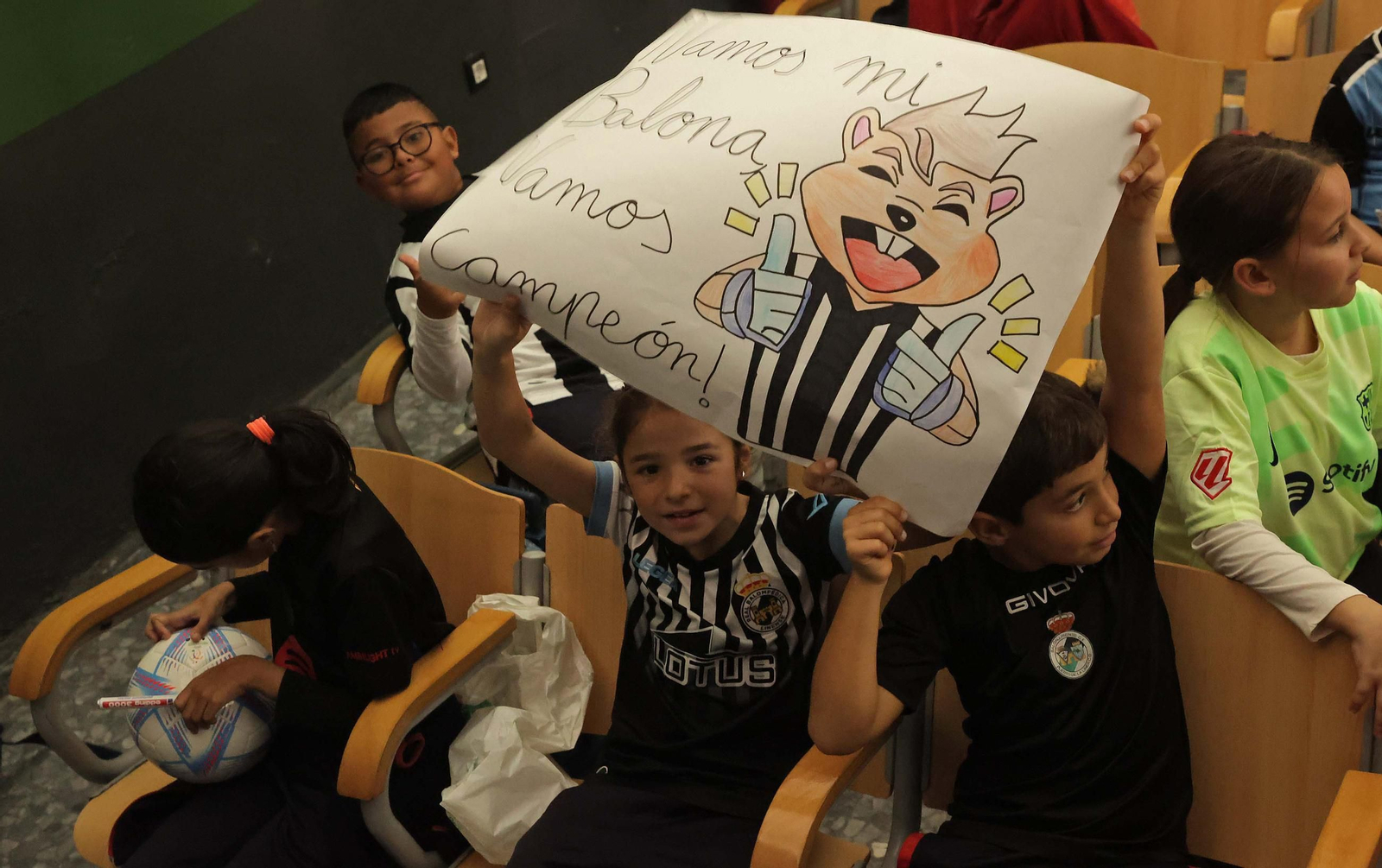 Las fotos de la visita de los jugadores de la Balona al colegio Salesianos de La Línea