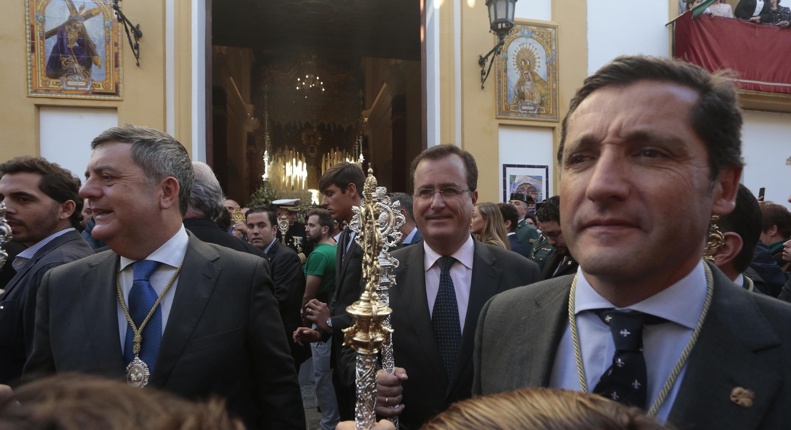 El traslado de la Esperanza de Triana, en imágenes