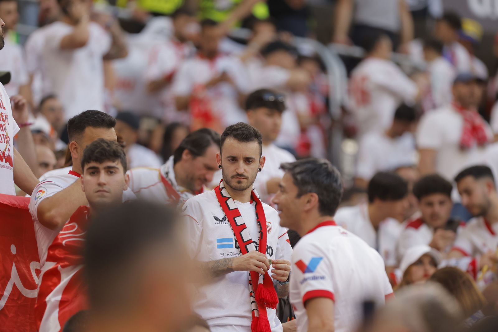 Búscate en las fotos del Sevilla-Roma