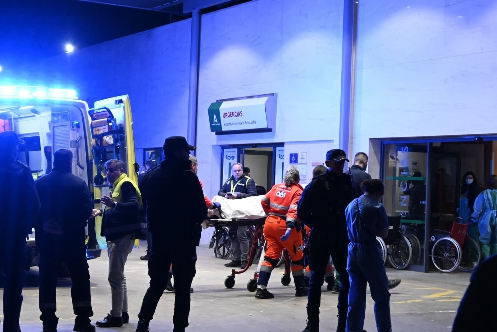 Ambulancias en las Urgencias del Reina Sofía el domingo por la noche.