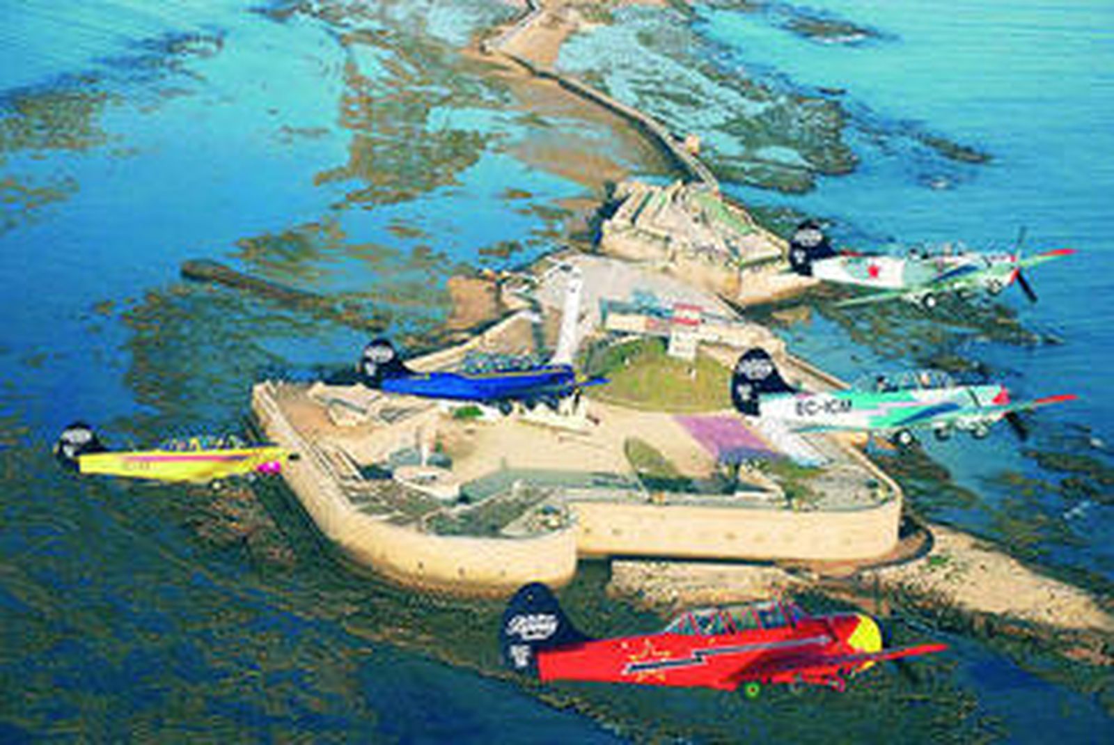 La patrulla Jacob 52, durante un vuelo de entrenamiento sobre el Castillo de San Sebastián.