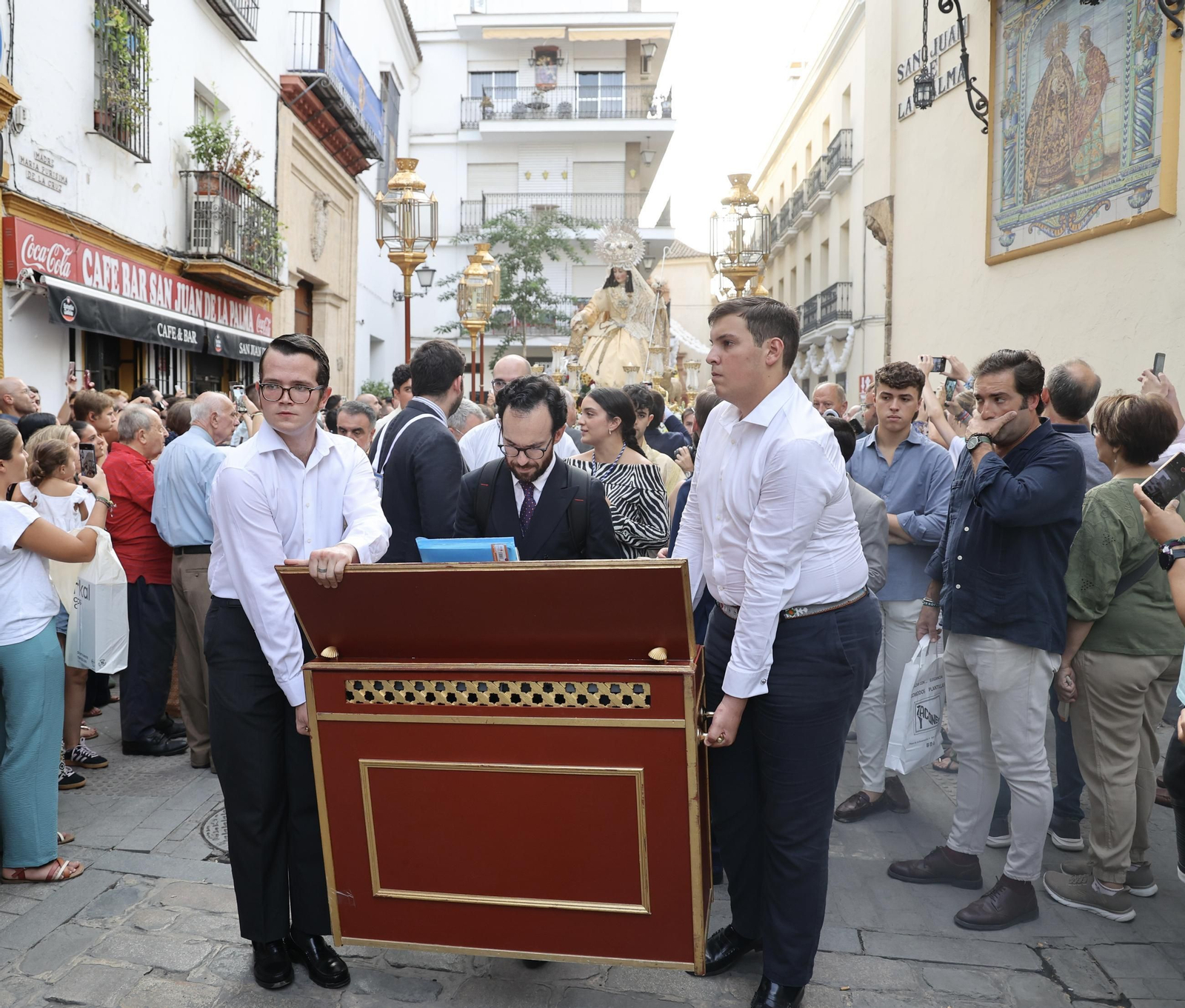 El traslado de la Pastora de Santa Marina a la parroquia de San Pedro, en imágenes
