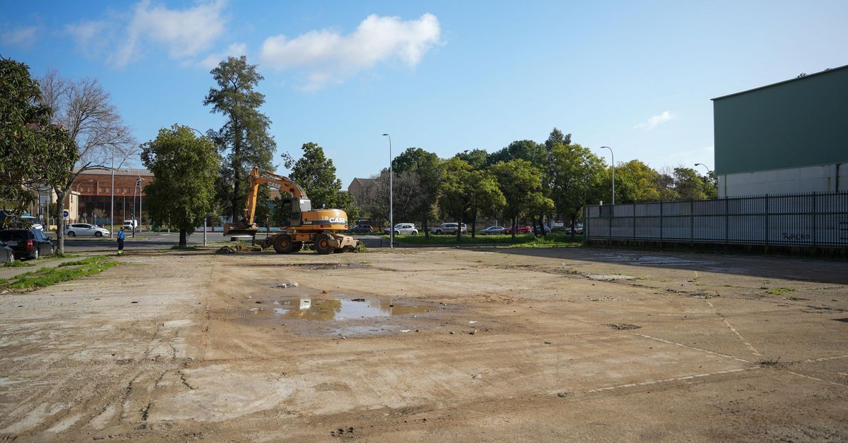 El Ayuntamiento de Sevilla elimina el asentamiento chabolista 'Reina de los Ángeles' tras 35 años en el Polígono Sur