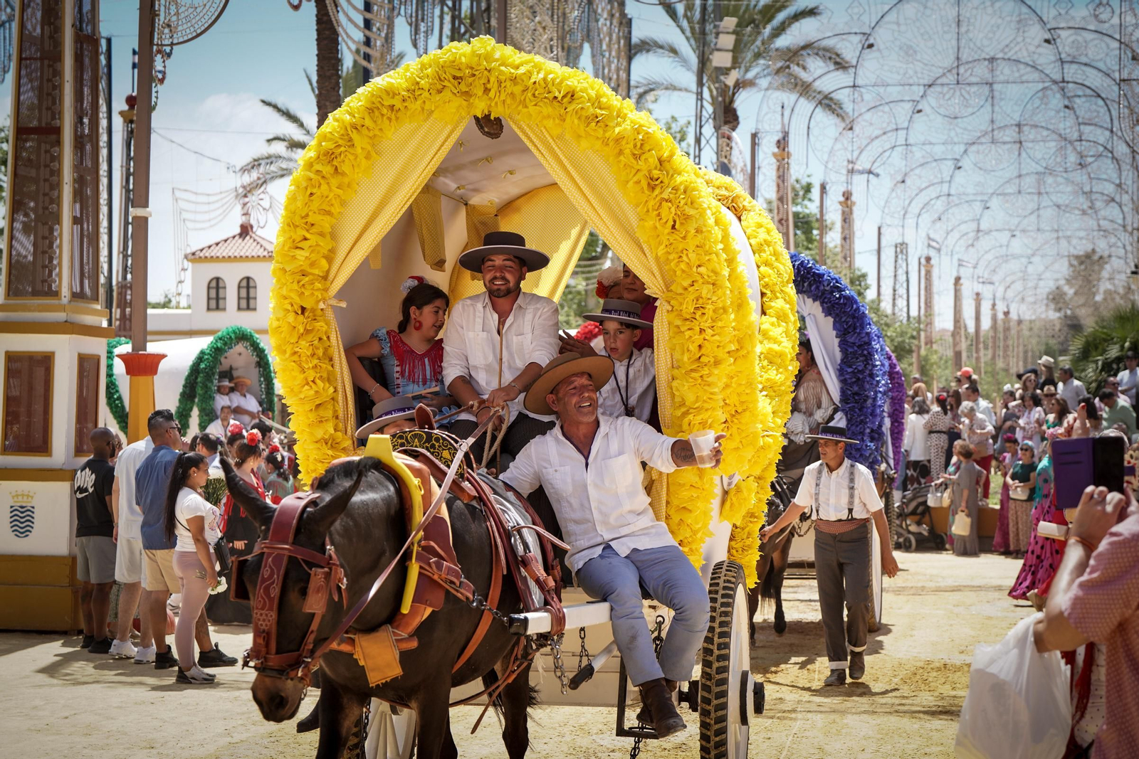 Imágenes de la Hermandad del Rocío en el Real de la Feria