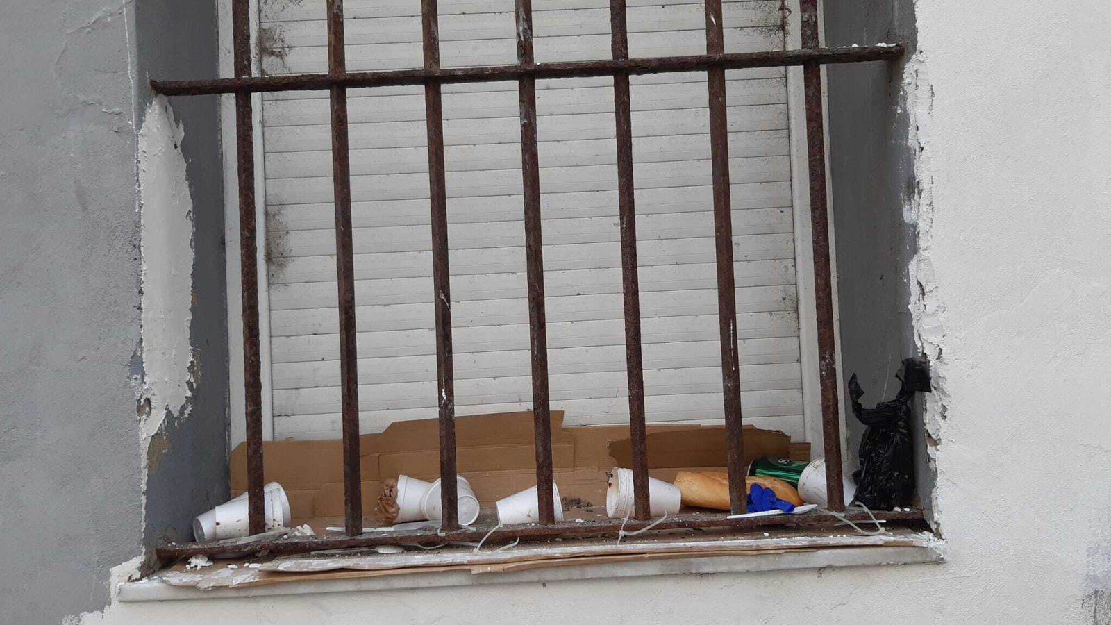Una ventana de la calle Puerto Chico, llena de basura que cada día tiene que retirar el propietario de la vivienda.