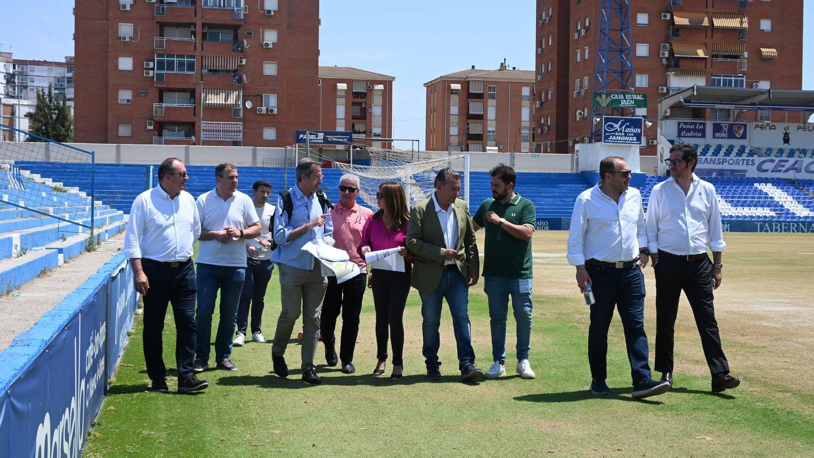 Luis Vera, junto a la alcaldesa Auxi del Olmo en una visita técnica a Linarejos el pasado mes de junio.