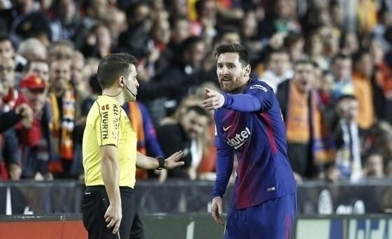Messi le protesta a un árbitro auxiliar en un partido de 2017.