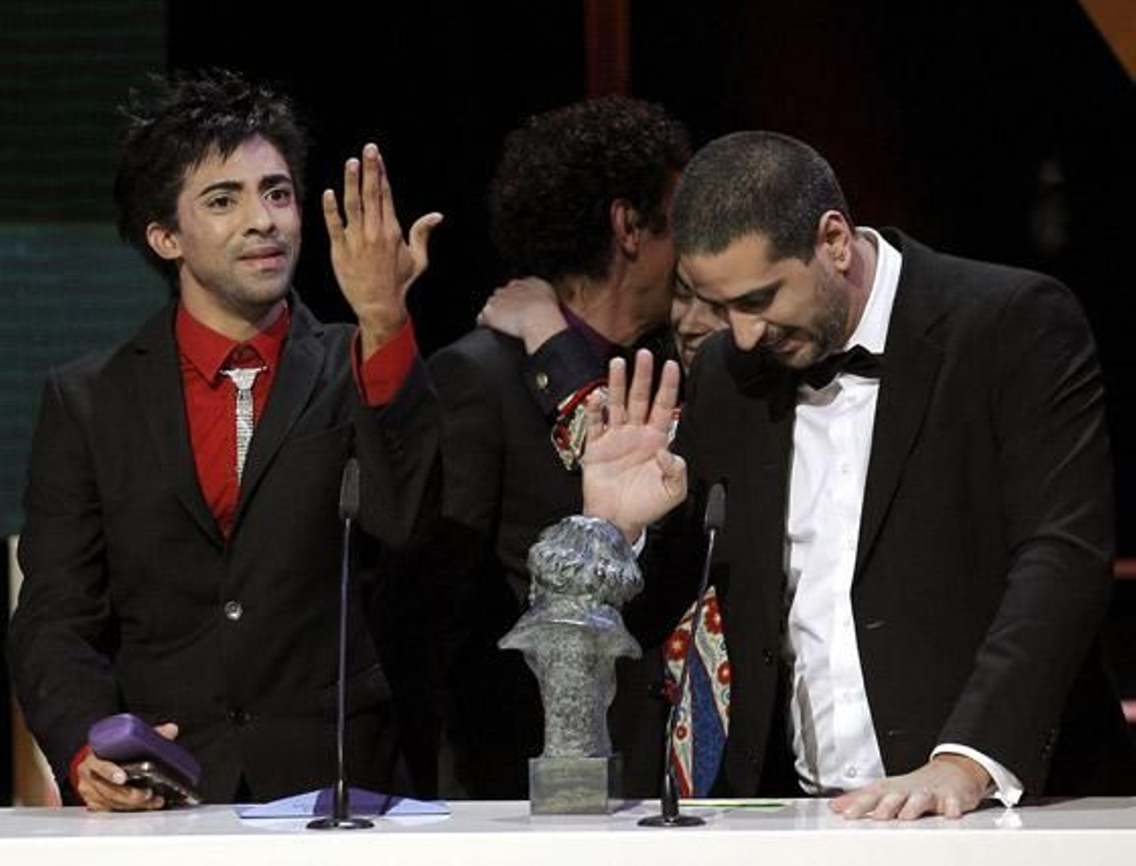 El director Alejandro Burgués (d) agradece el Goya a la mejor película iberoamericana, por 'Juan de los Muertos'. / EFE