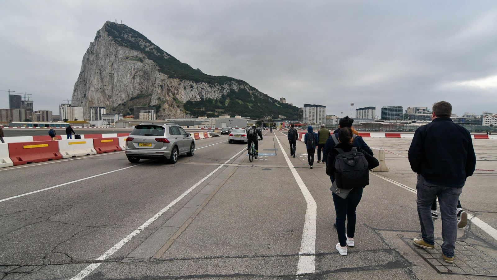 Un grupo de personas camina hacia Gibraltar desde España.