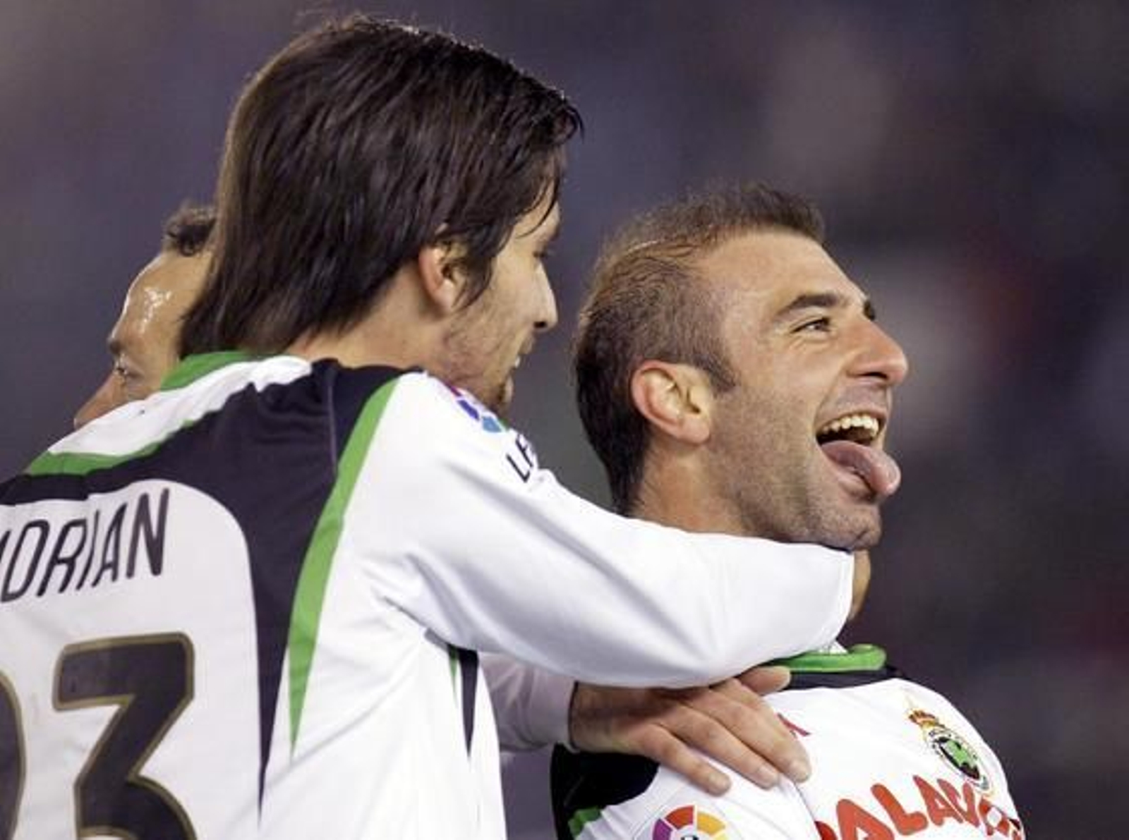 El Sevilla pierde un punto en el descuento frente al Racing (3-2). / EFE