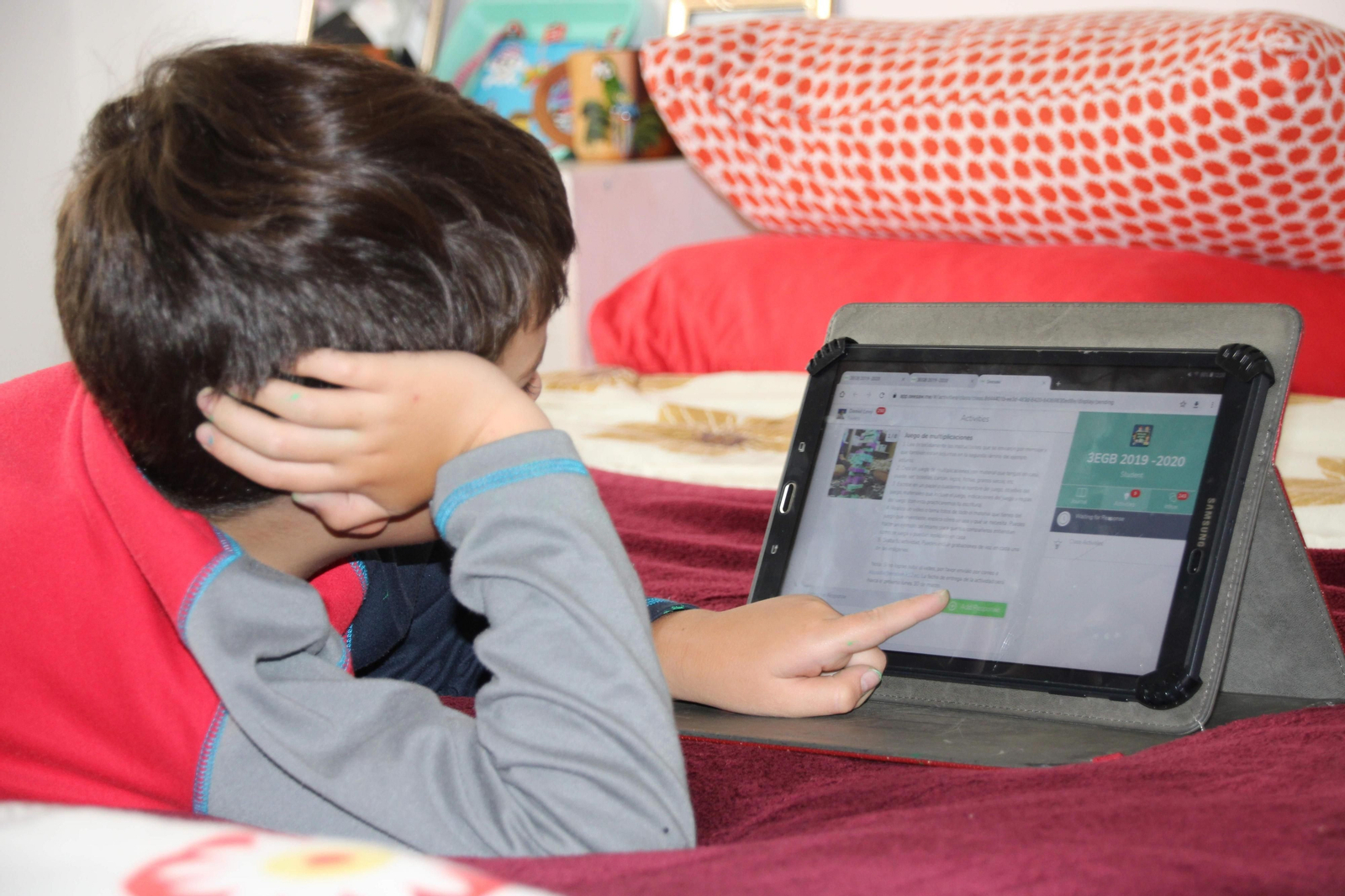 Un niño utilizando su tablet.