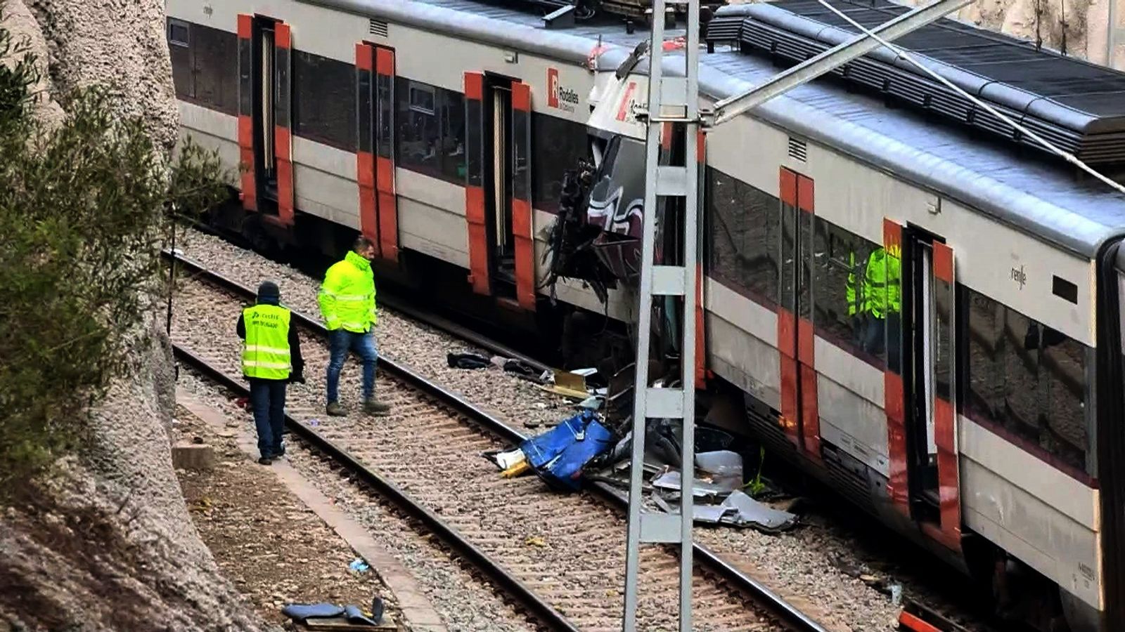 Investigadores en la zona en la que se produjo el choque frontal de los dos trenes.
