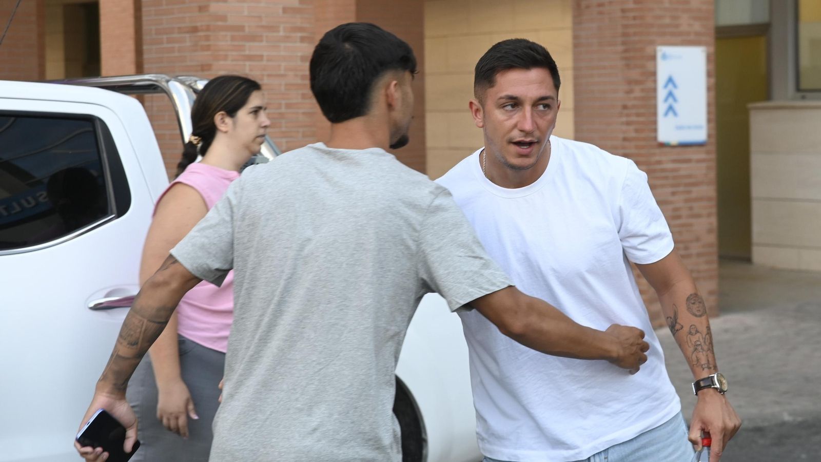 Carracedo saluda a Kevin Medina a su llegada al Hospital San Juan de Dios de Córdoba.