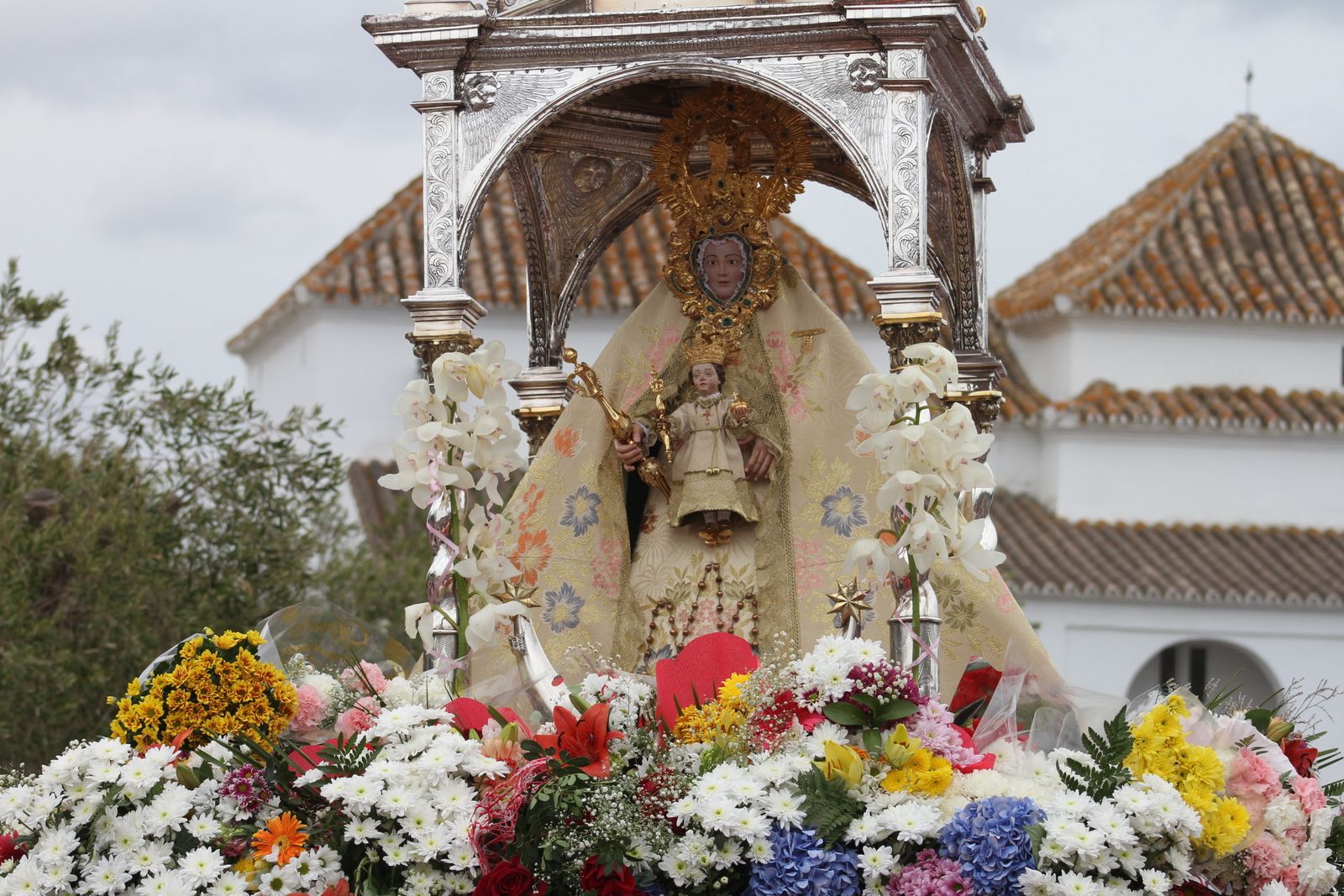 Salida procesional de la Virgen de los Santos en Alcalá