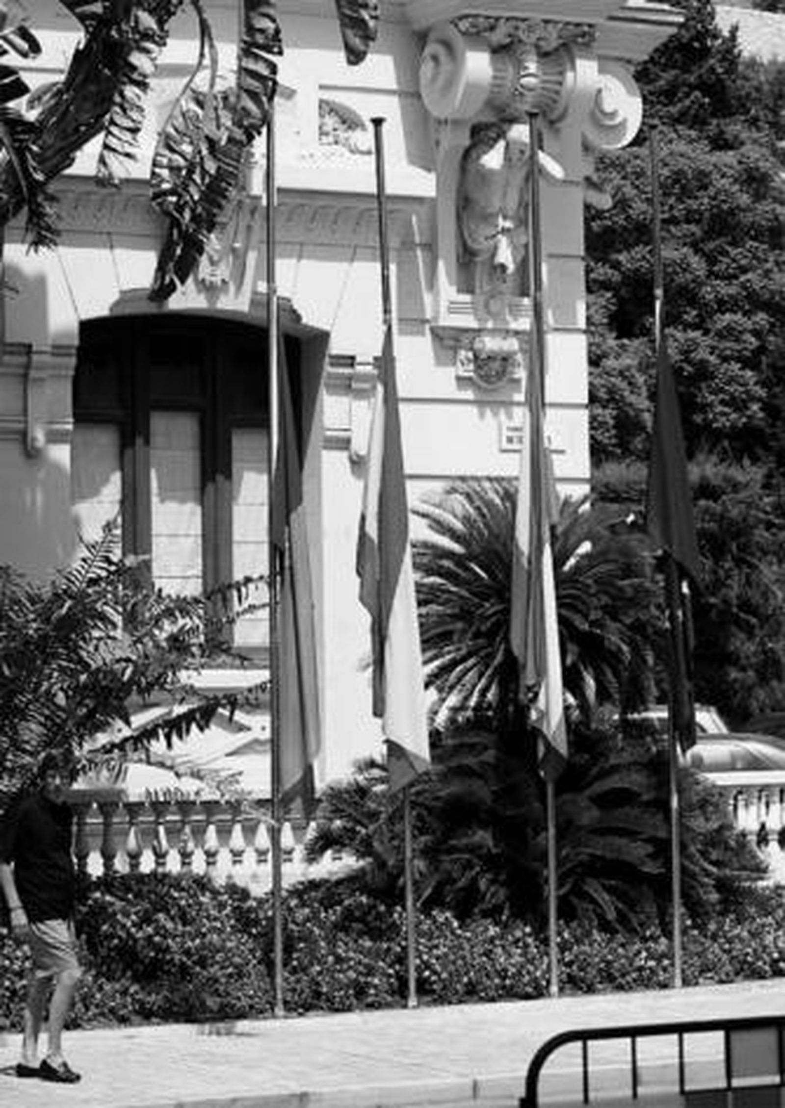 Las banderas del Ayuntamiento de Málaga, ayer, ondeando a media asta.
