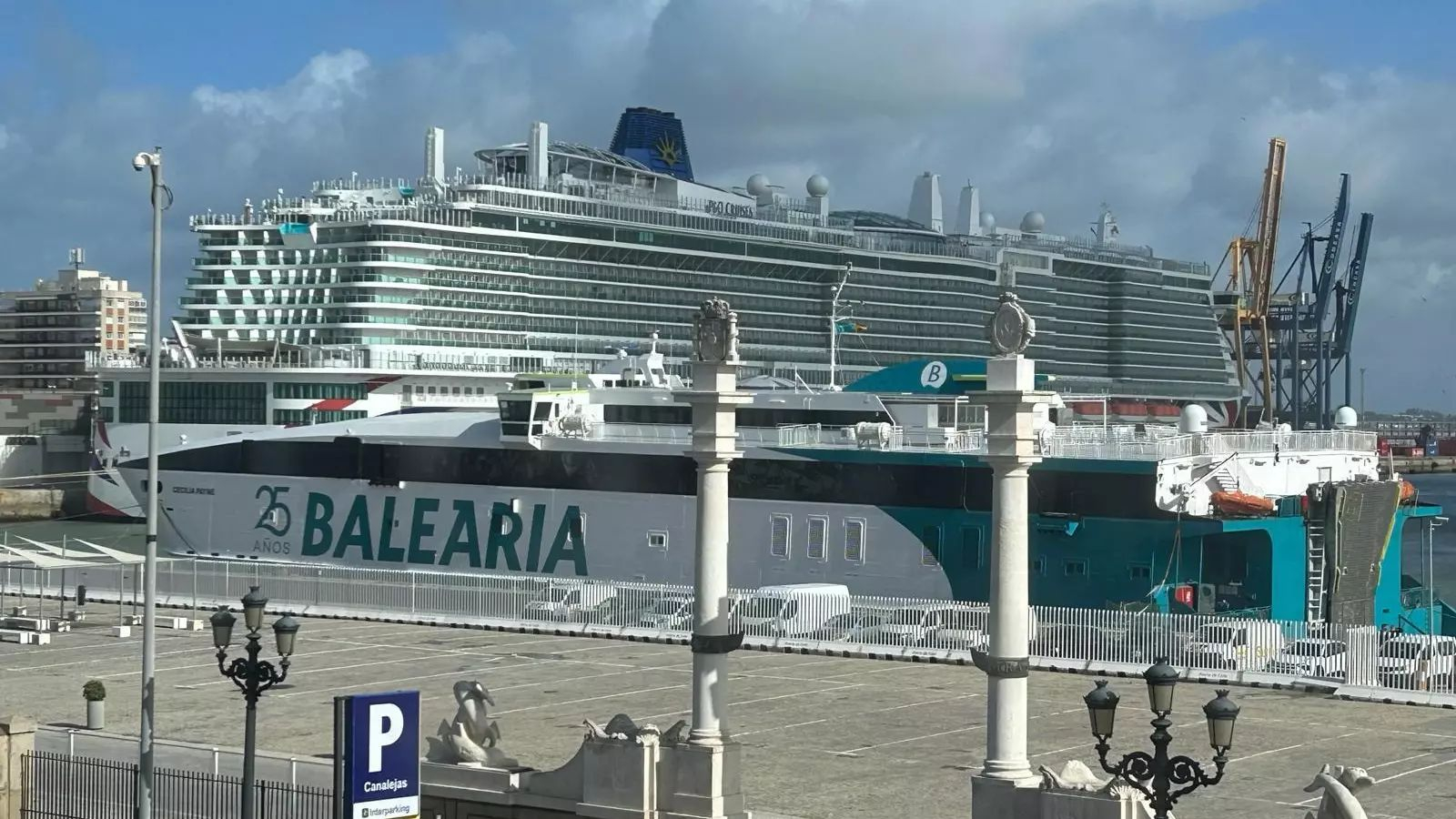 Un ferry de Balearia, atracado en el puerto de Cádiz, en una imagen tomada hace casi año y medio.