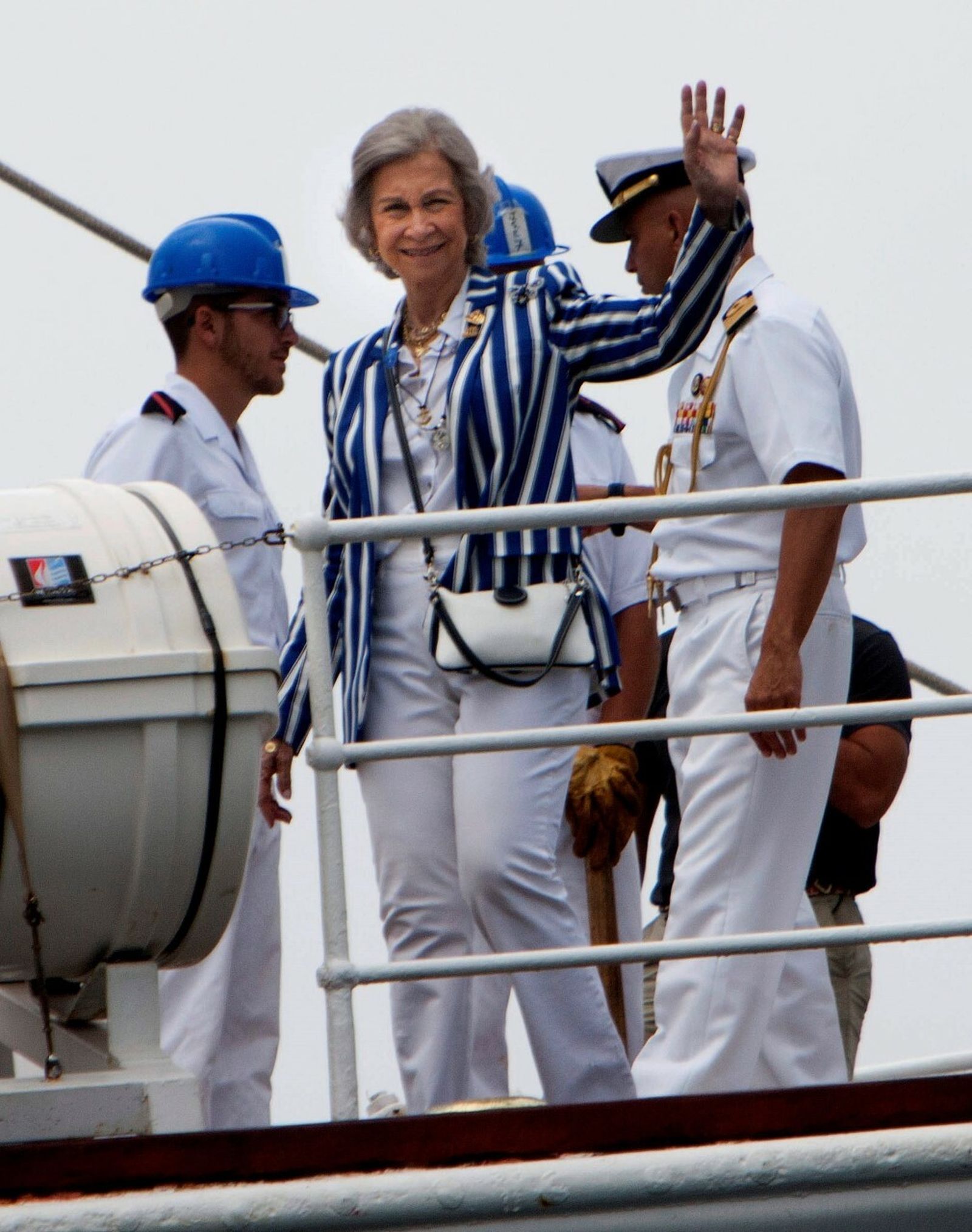 Doña Sofía saluda este sábado desde el Juan Sebastián Elcano