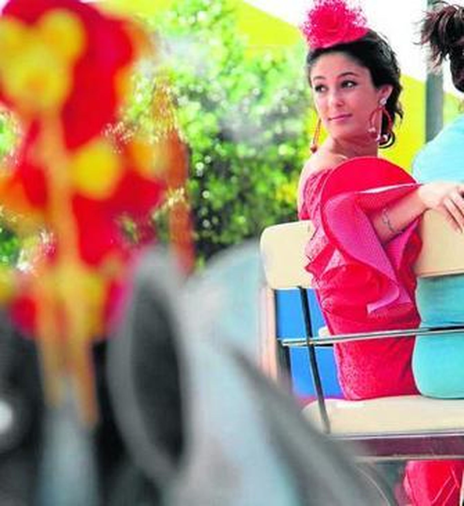 Una mujer vestida de gitana echa la vista atrás.