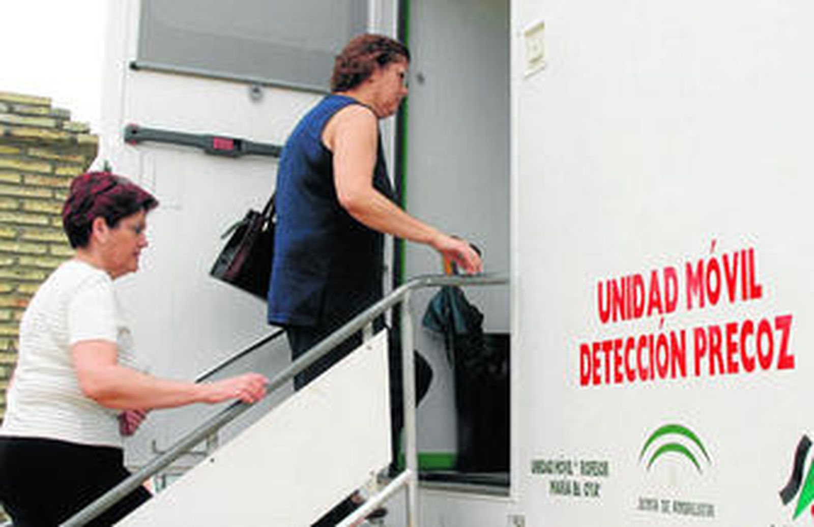 Dos mujeres acceden a una de las unidades móviles de los programas de detección precoz de la Junta.