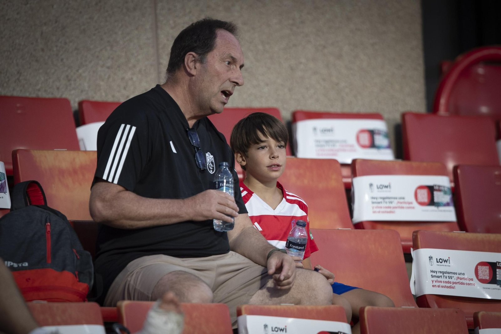 Encuéntrate en la grada de Los Cármenes en el Granada-Leganés