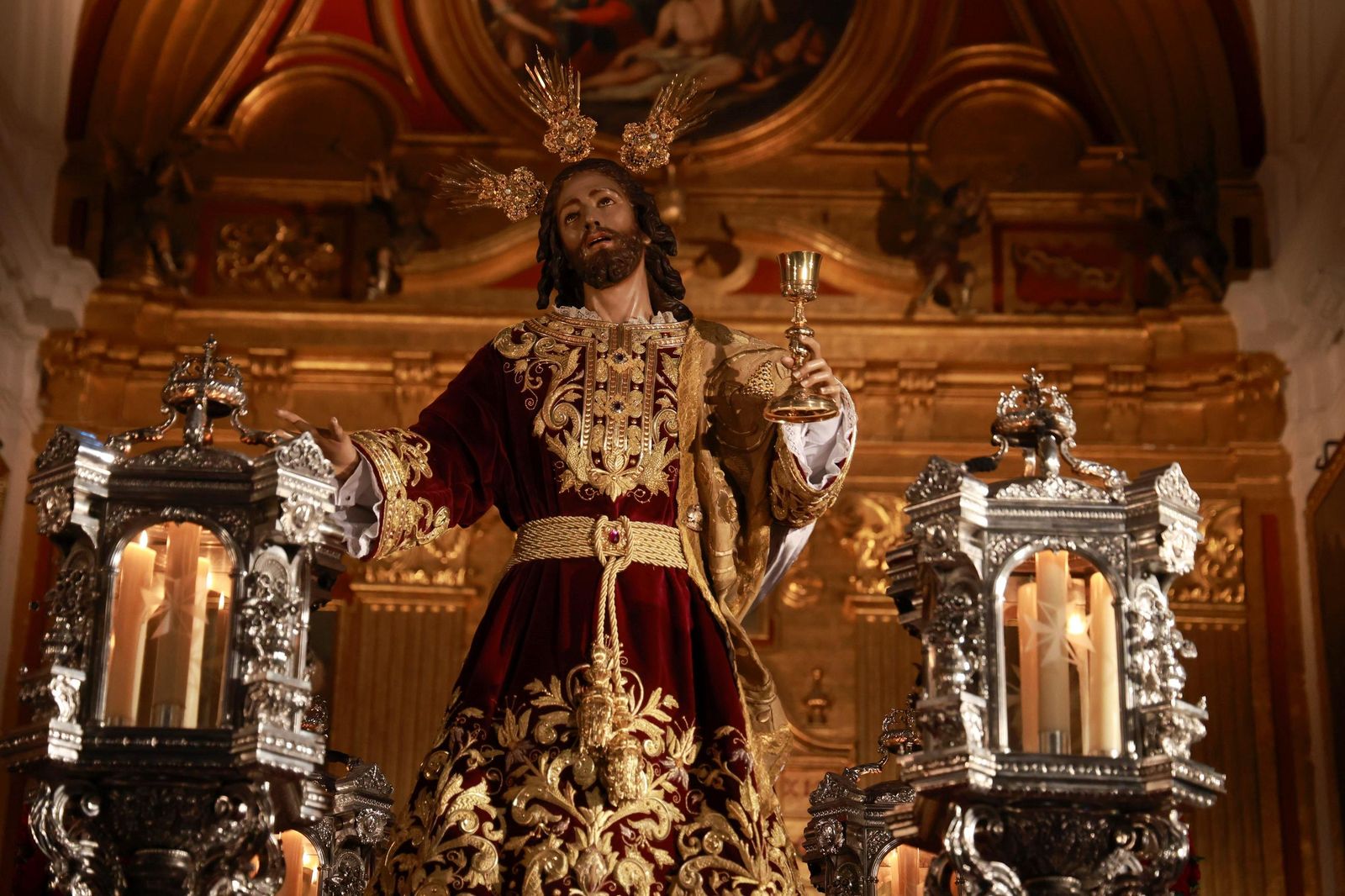 El vía crucis inaugura la cuaresma, en imágenes
