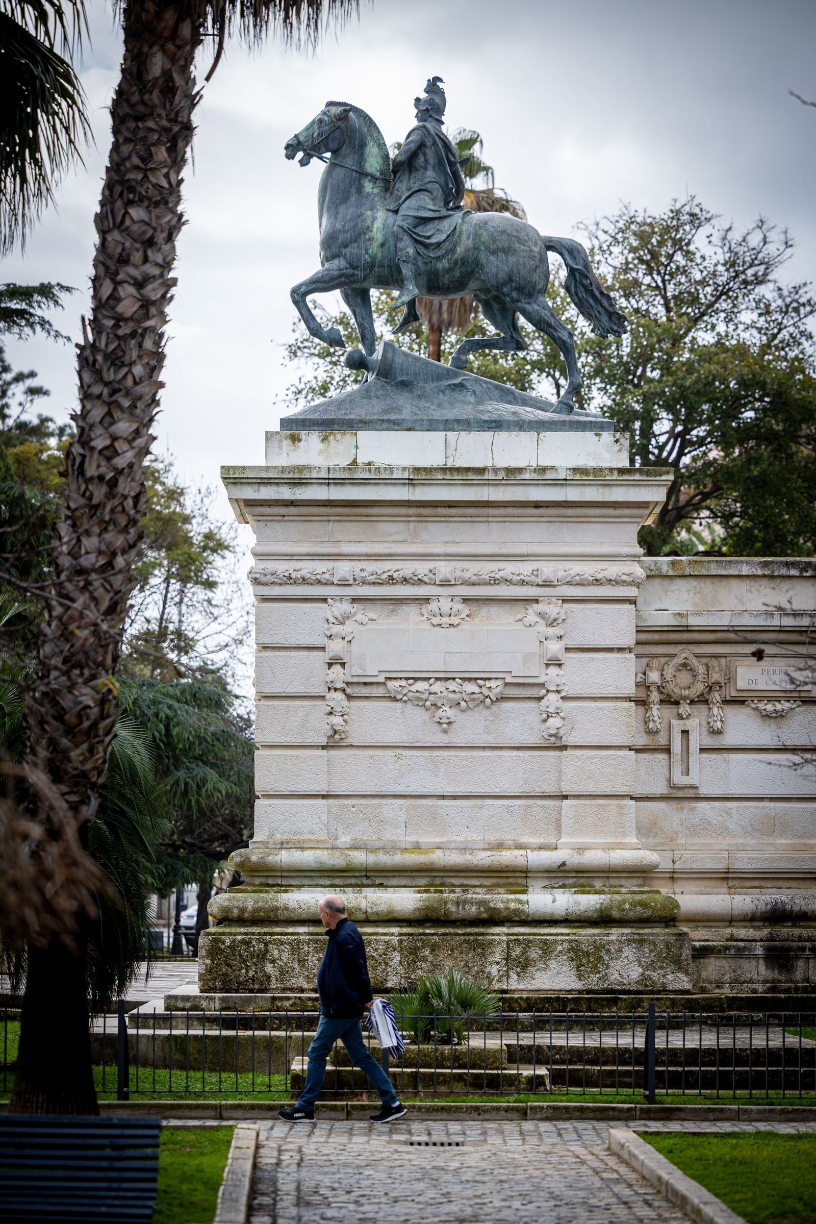 Las imágenes del mal estado de la Plaza de España en Cádiz