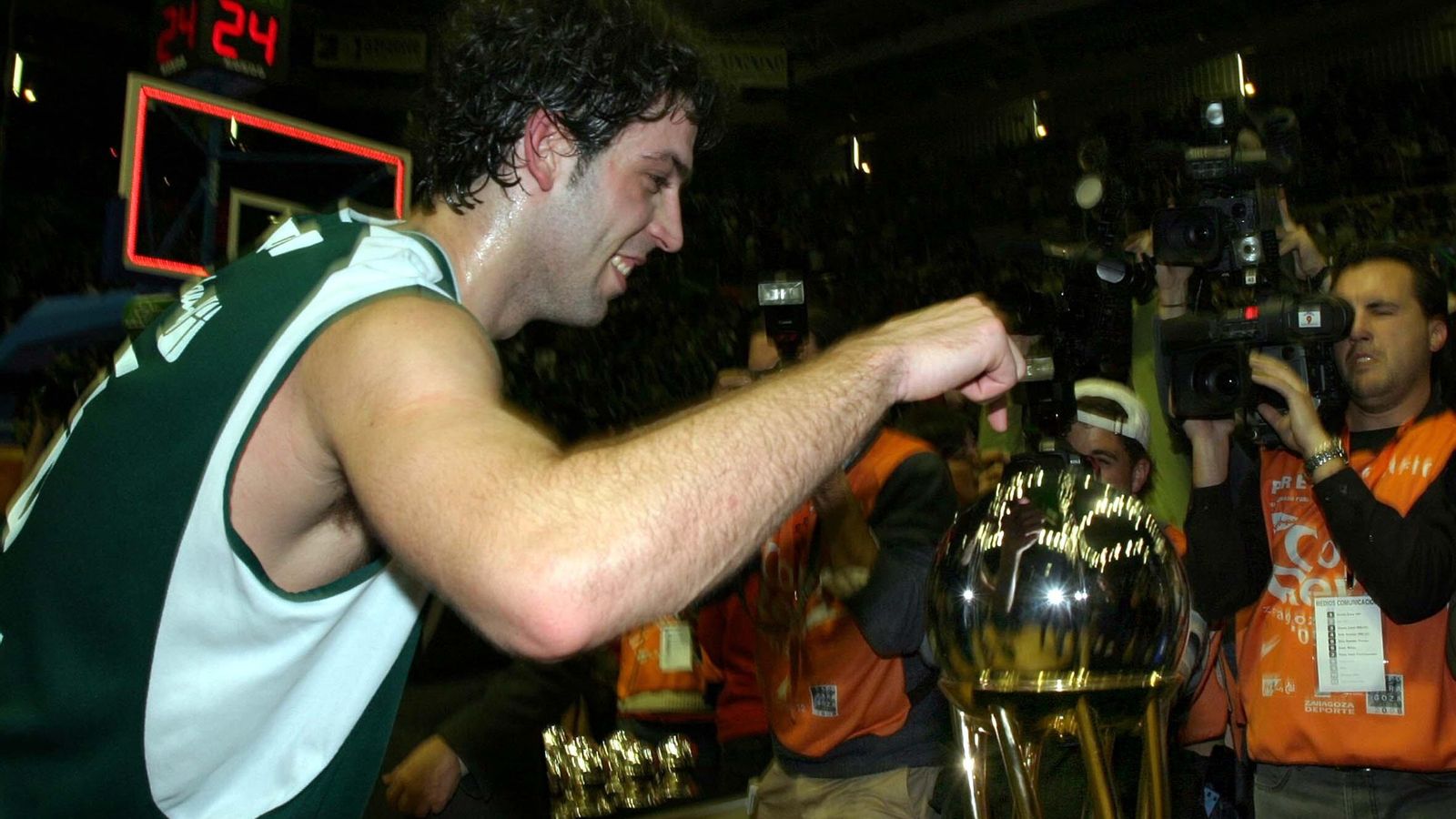 Berni, con la Copa del Rey de Zaragoza.