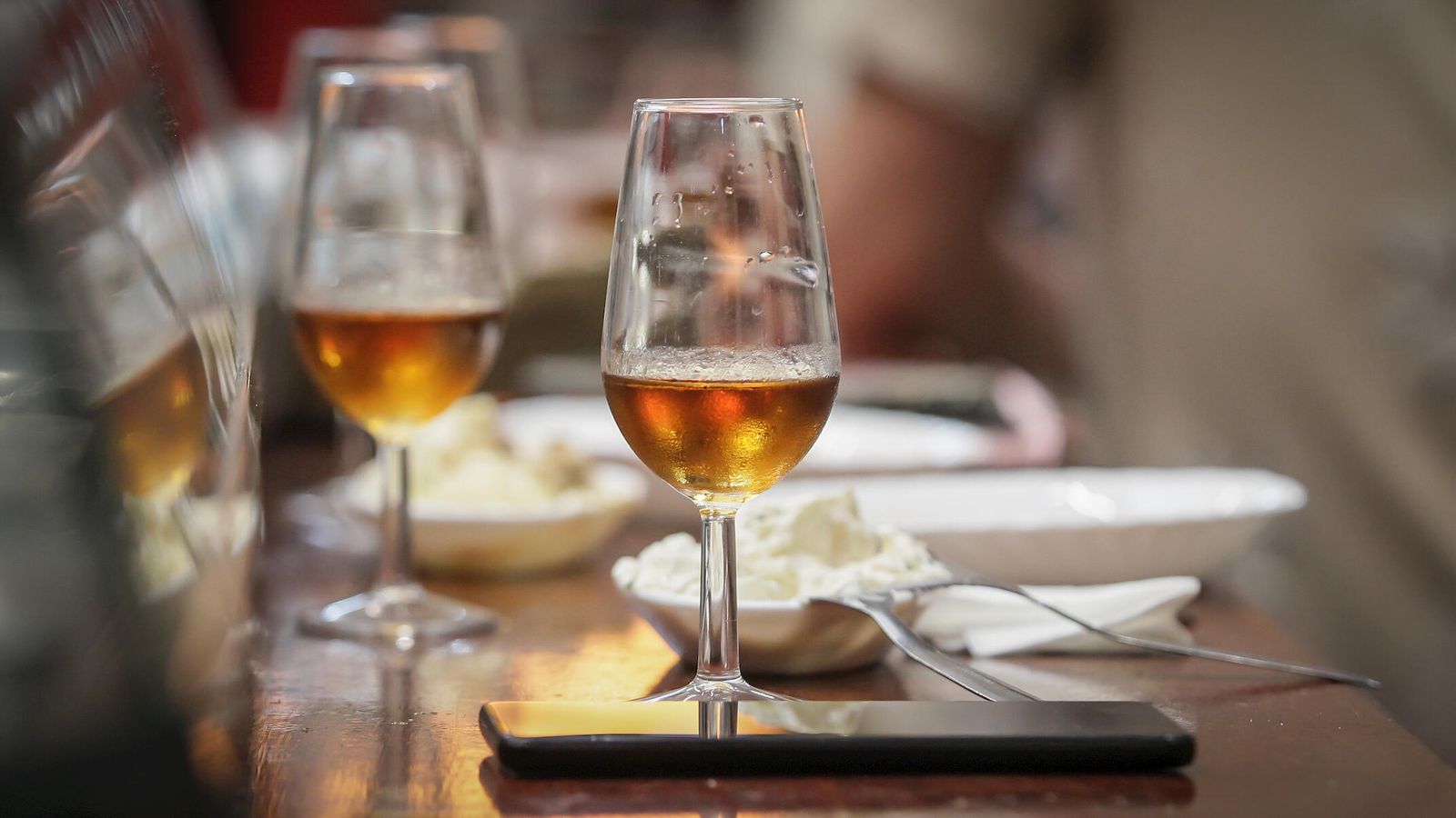 Copas de vino de Jerez junto a unas tapas.