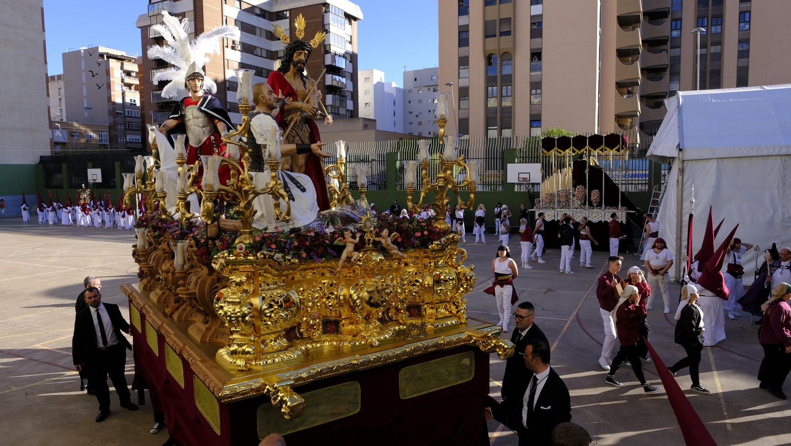 Coronación desaría al viento en su estación de Penitencia