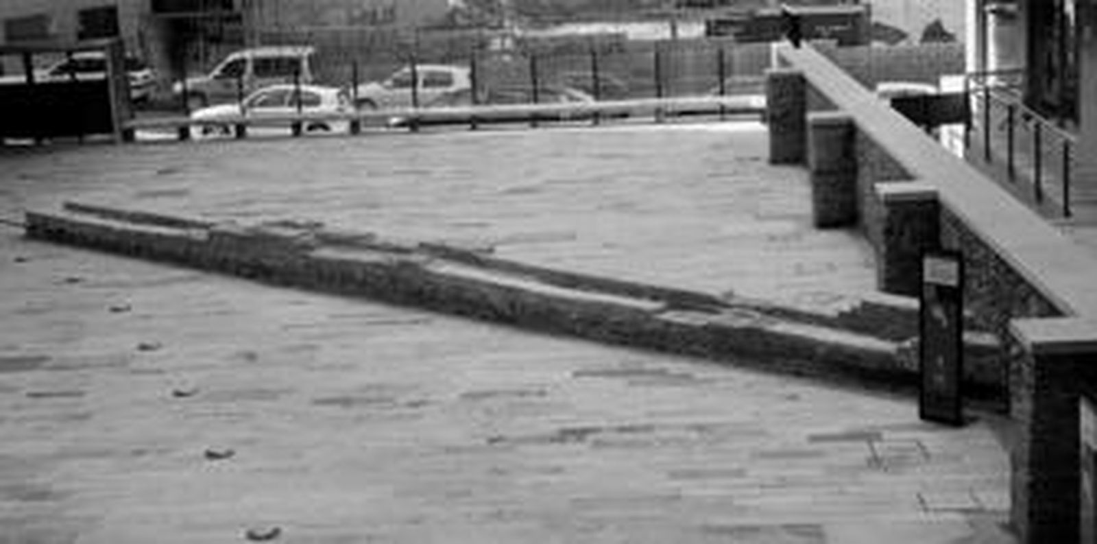 Tramo del acueducto romano y muralla de la ciudad que se conserva en el edificio Temppa Moliere.