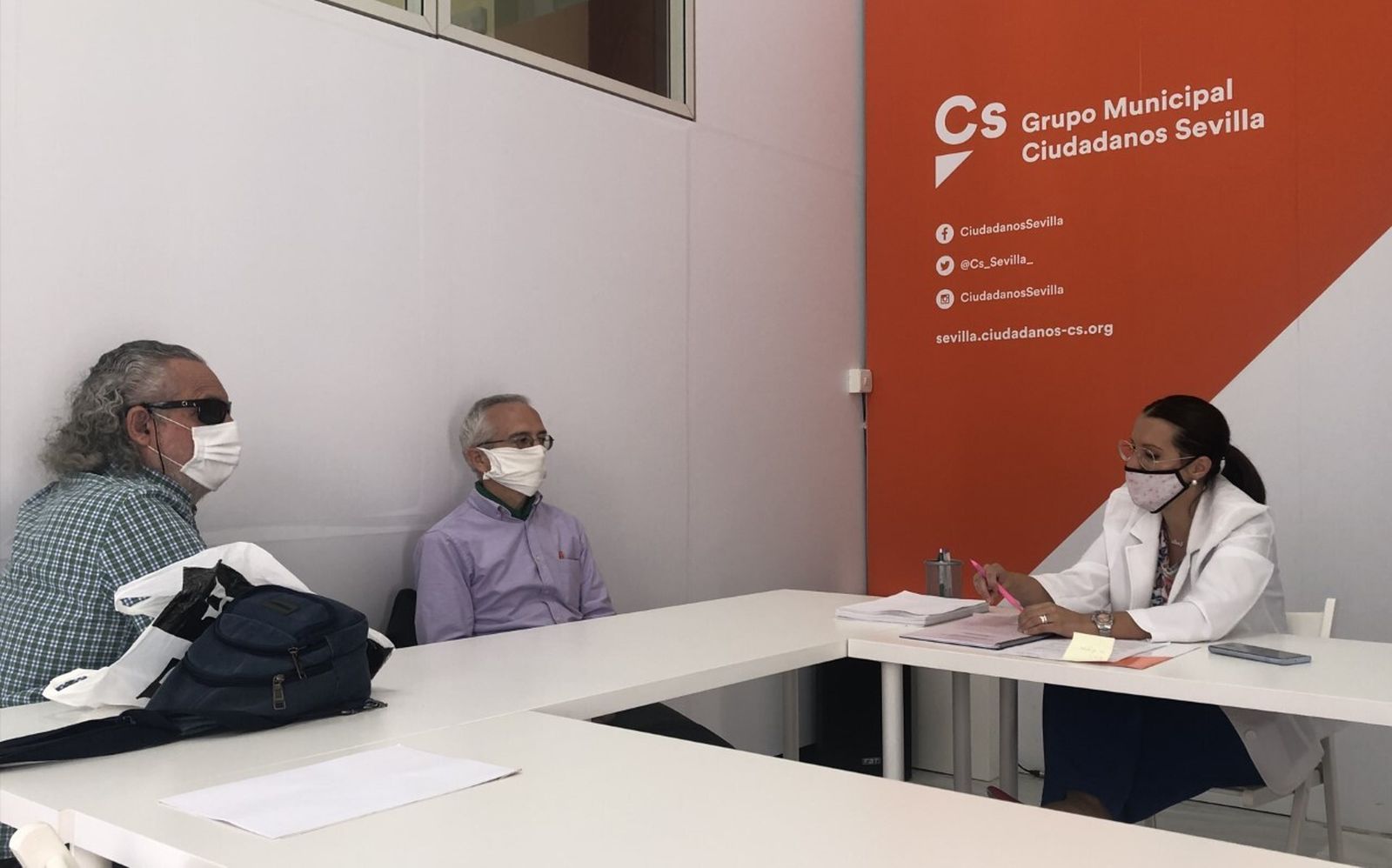 La edil de Cs con los representantes de la Asociación de Amigos del Parque Amate.