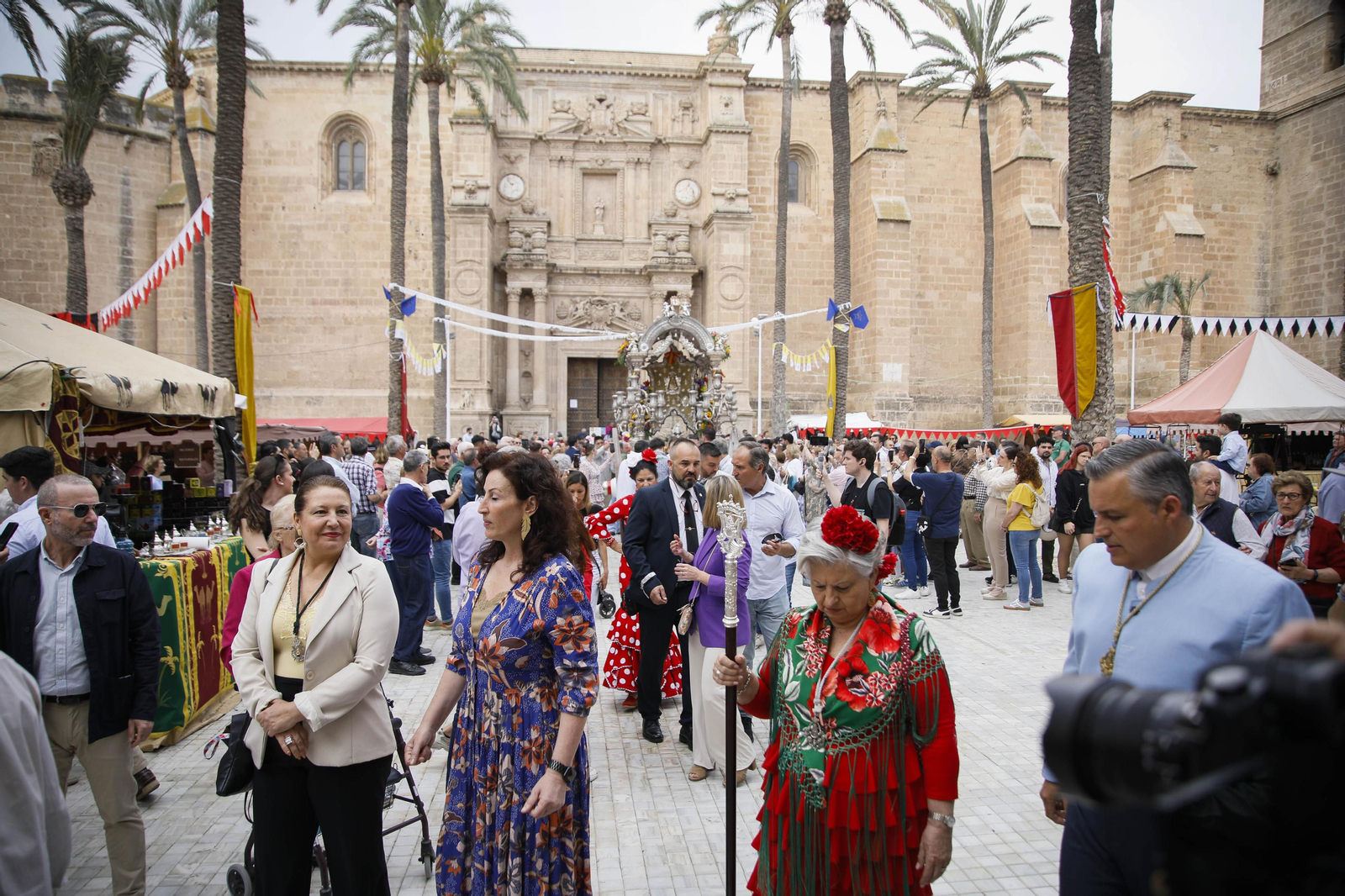 Imágenes de la salida  del Rocío desde la Catedral de Almería