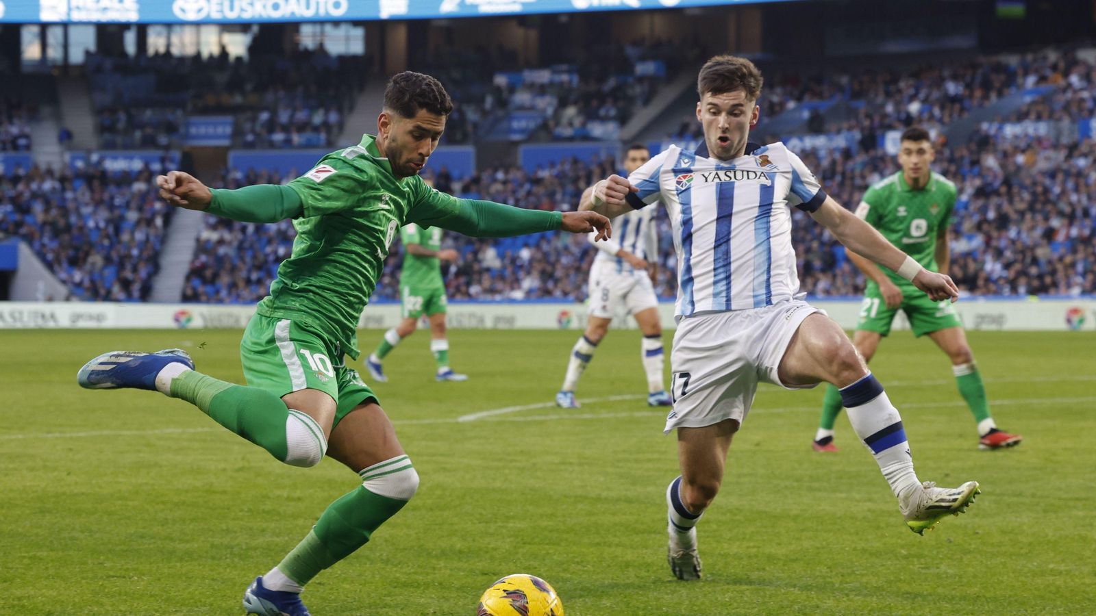 Ayoze trata de rematar ante Tierney.