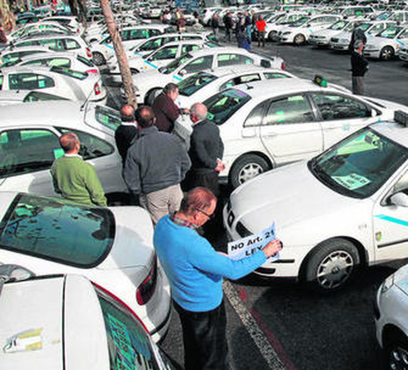 Un grupo de taxistas, en diciembre, protestan en Martiricos por la Ley Ómnibus.