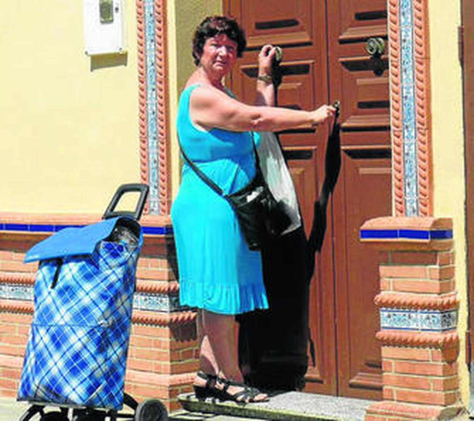 María Rocío Huelva, a las puertas de la que es su casa desde 1990, en la calle Nuevo Mundo de Almonte.