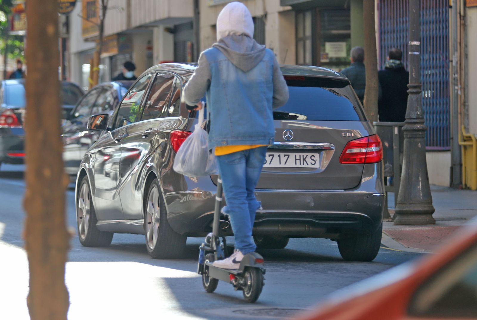 Un usuario de patinete eléctrico circula por la capital onubense.