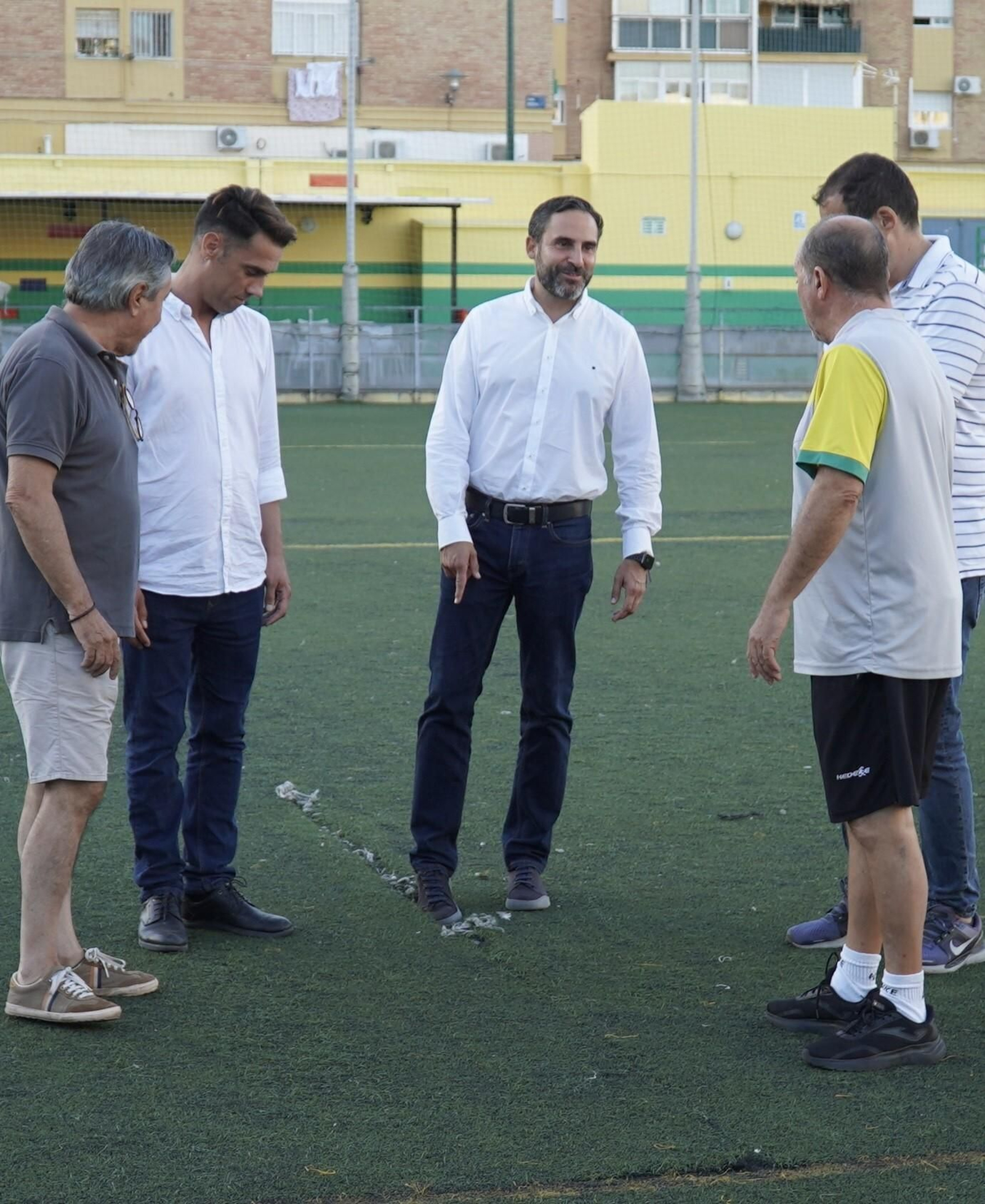 Ediles del PSOE de Málaga visitando un campo de fútbol base.