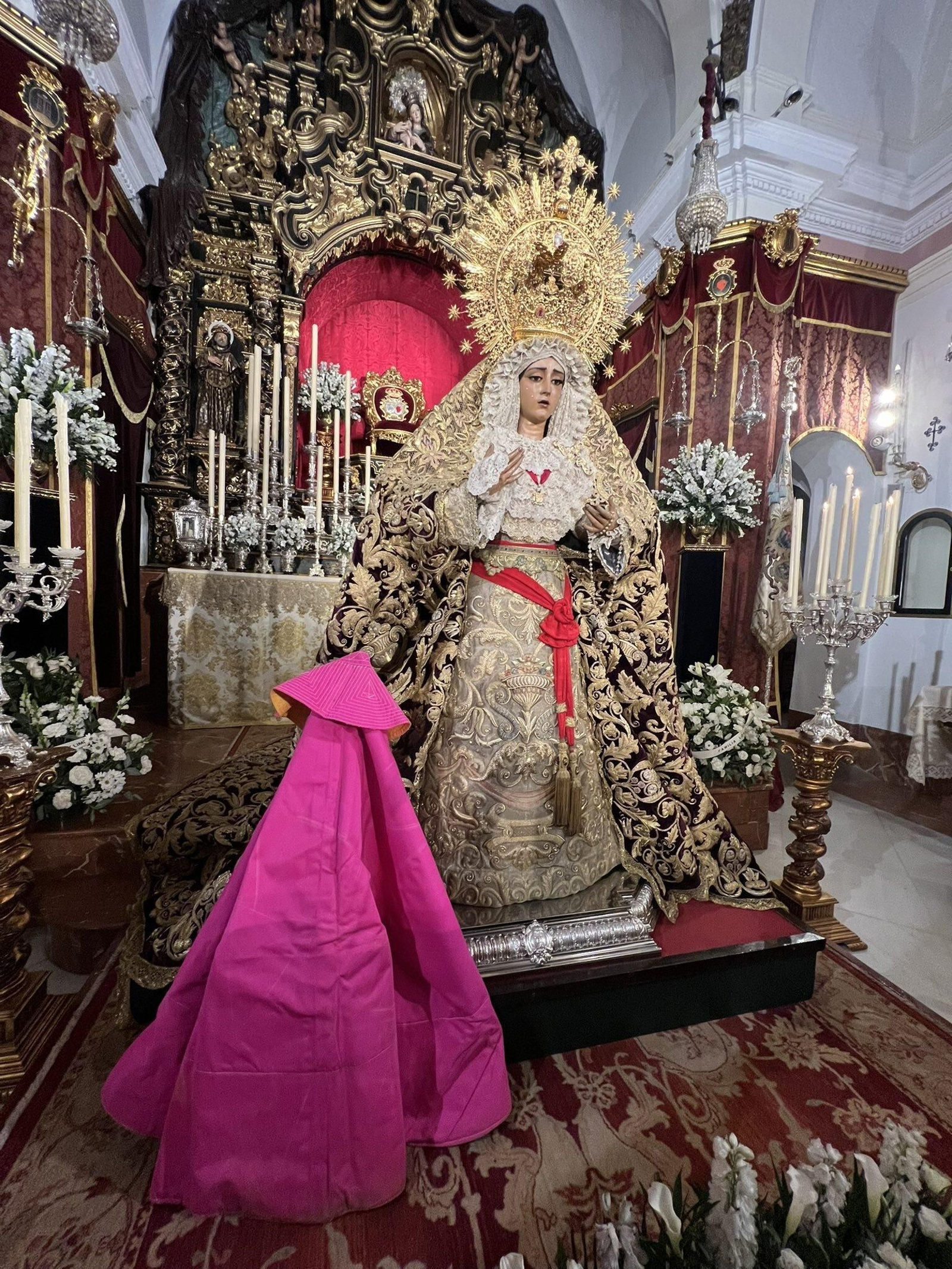 La Virgen de la Caridad con un capote de brega