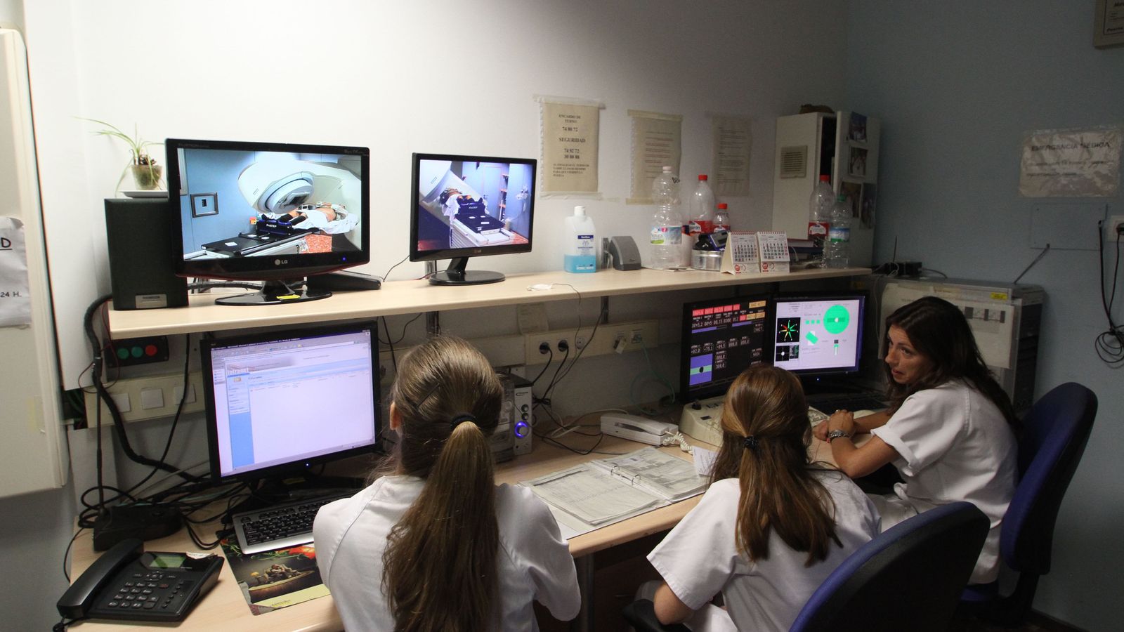 El doctor Rafael Arrans, jefe de Radiofísica en el Hospital Macarena, en la sala de un acelerador lineal.