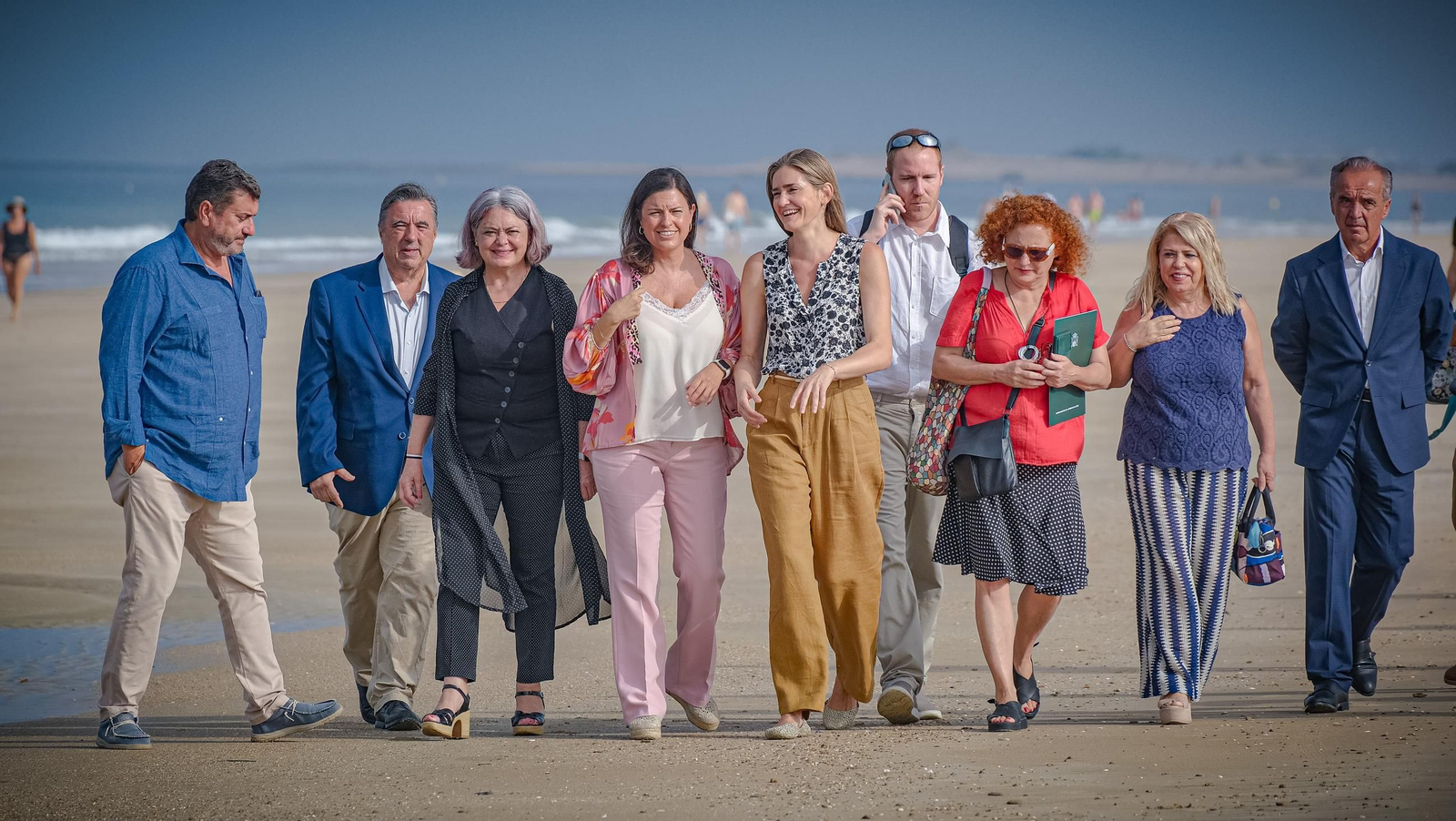 La vicepresidenta y ministra de Transición Ecológica y Reto Demográfico, Sara Aagesen, conversa con la alcaldesa de San Fernando, Patricia Cavada, en su visita a la playa de Camposoto.