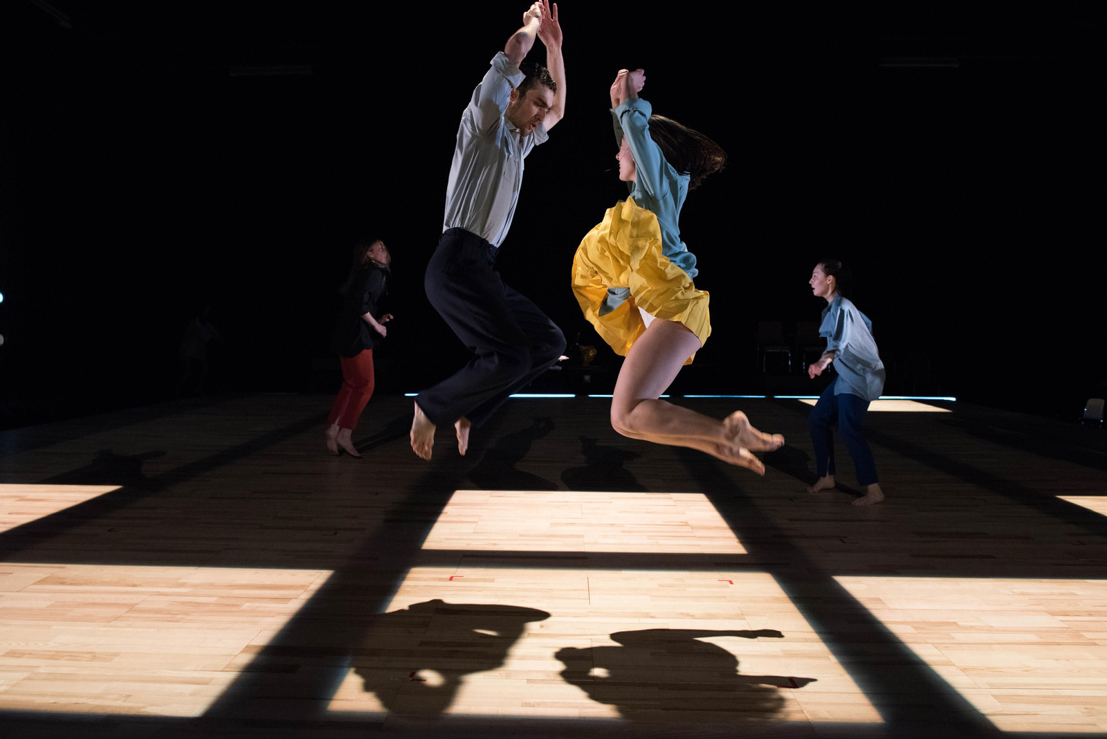 Ocho bailarines llenan de pura danza la pieza 'Achterland'.