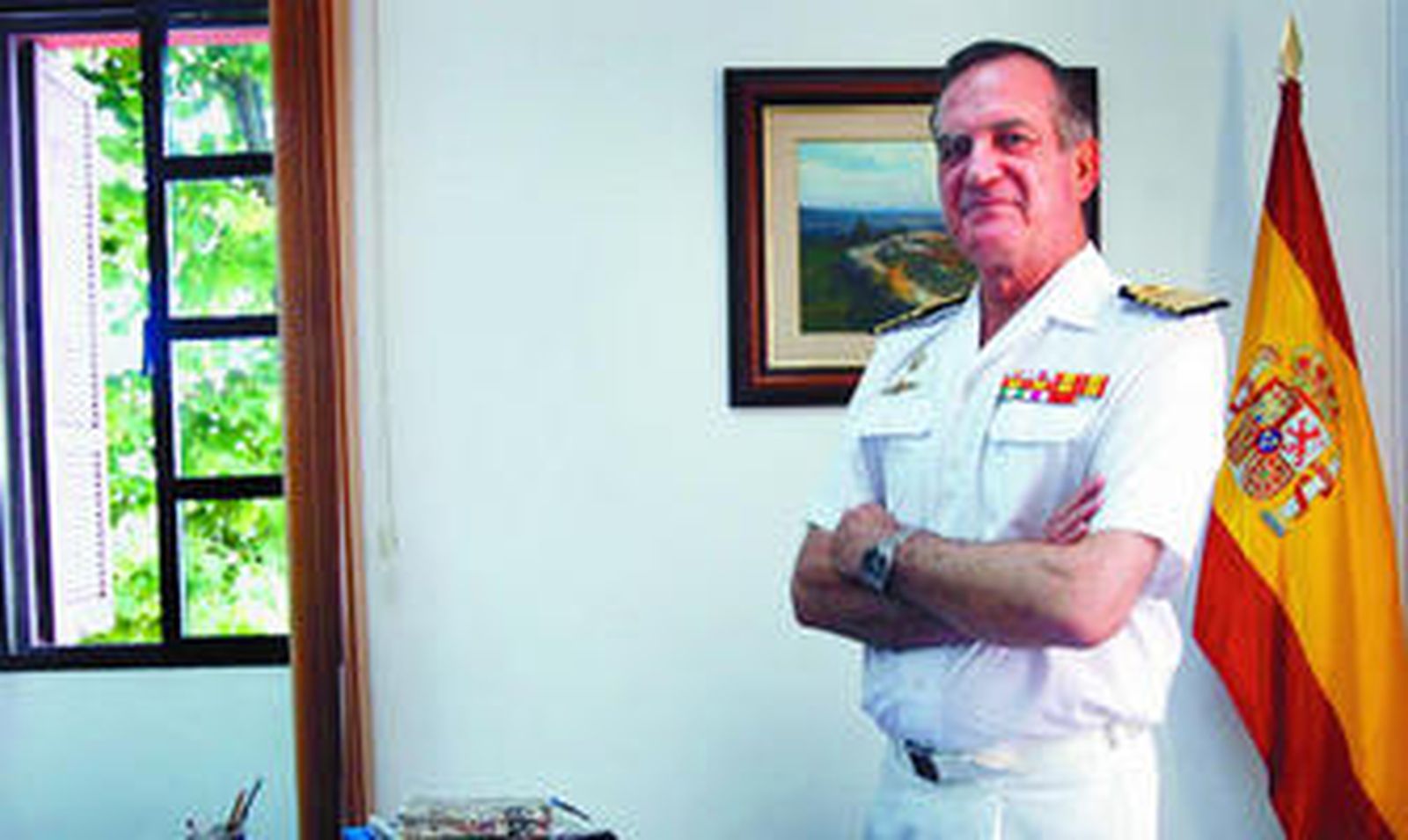 El capitán de navío Joaquín Arcusa Pinilla en su despacho de la Subdelegación, en el paseo de Carlos III.