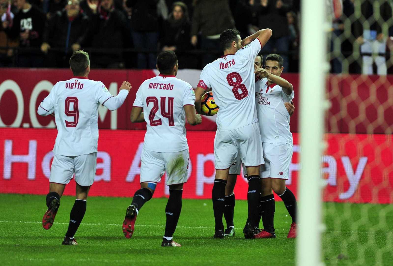 N'Zonzi, de nuevo imperial, se anticipa con un pase con el exterior a la presión de Camacho.